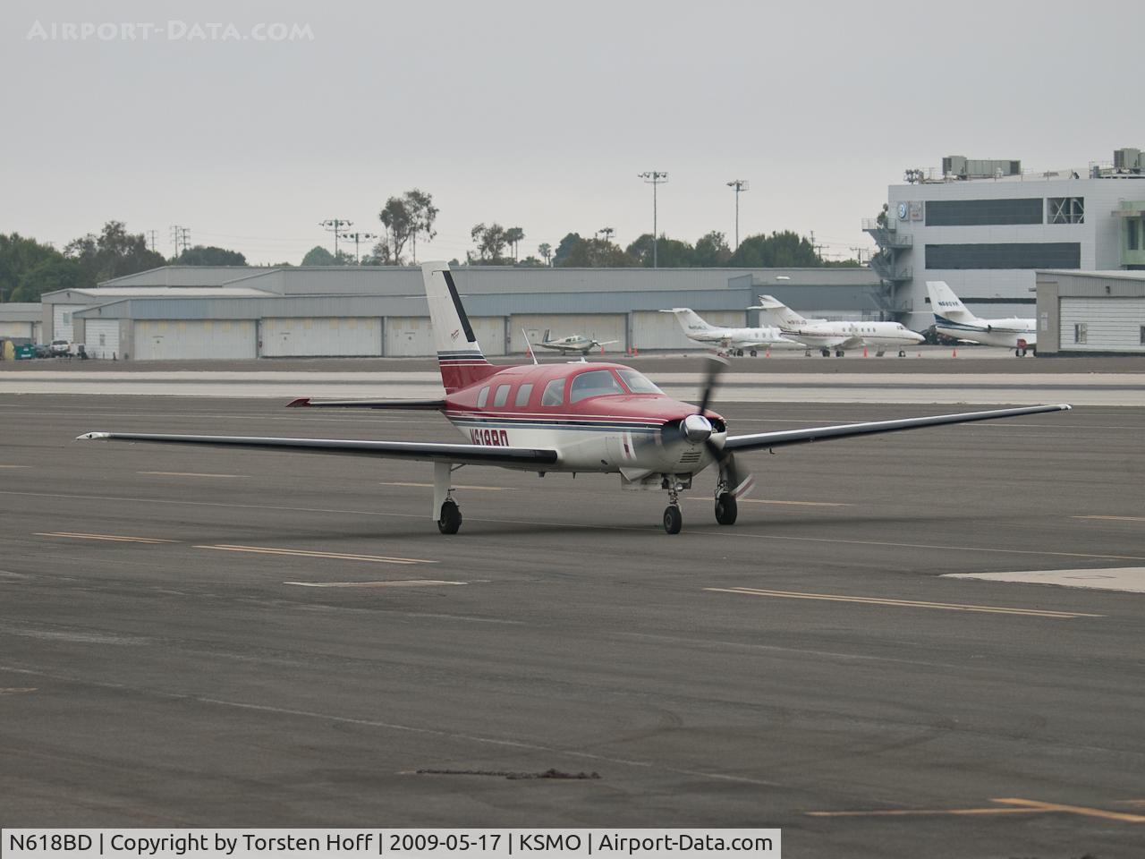 N618BD, 1989 Piper PA-46-350P Malibu Mirage C/N 4622047, N618BD taxiing