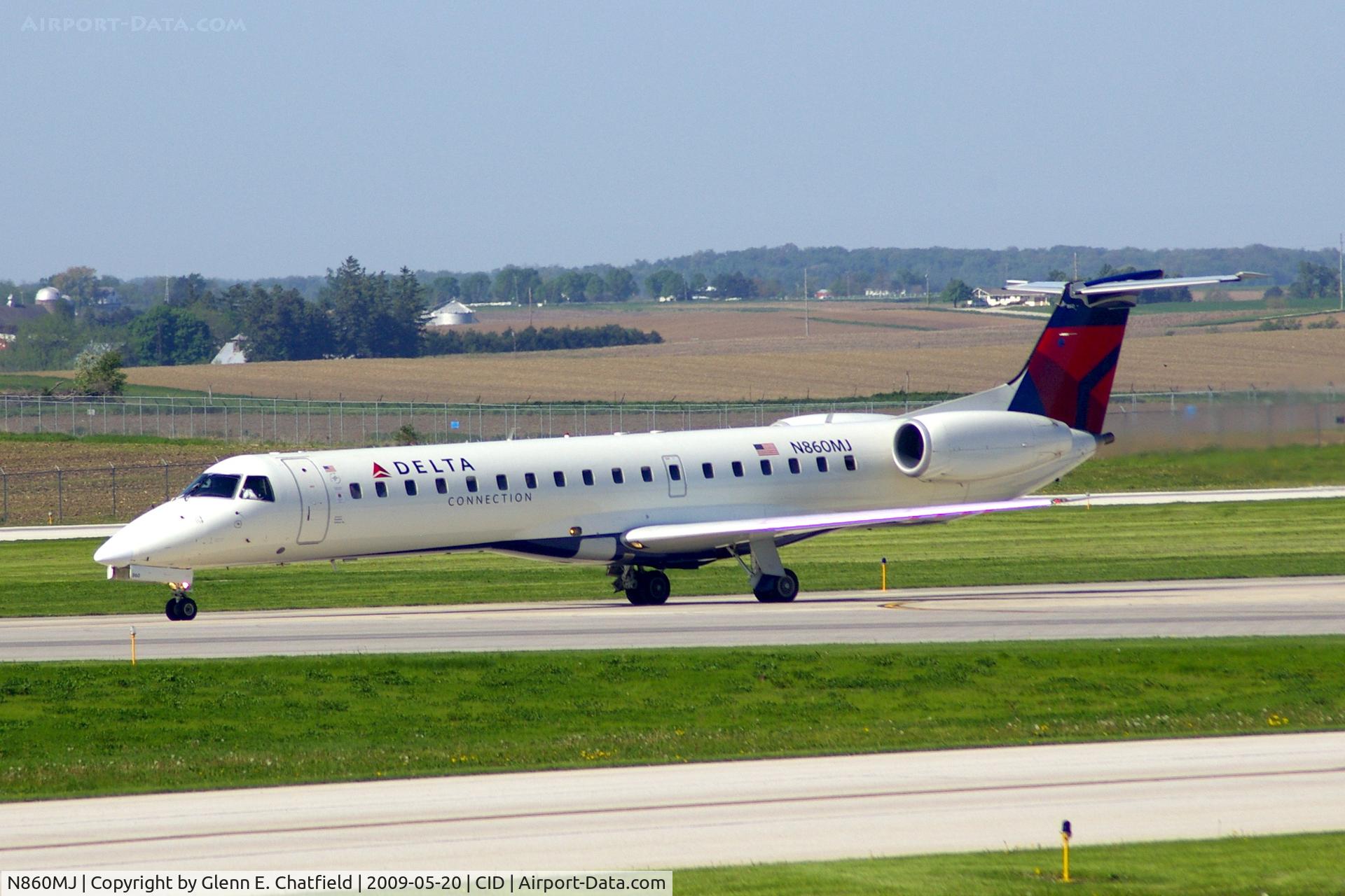 N860MJ, 2003 Embraer Embraer EMB-145LR C/N 145773, Taxiing to the terminal after landing runway 27.