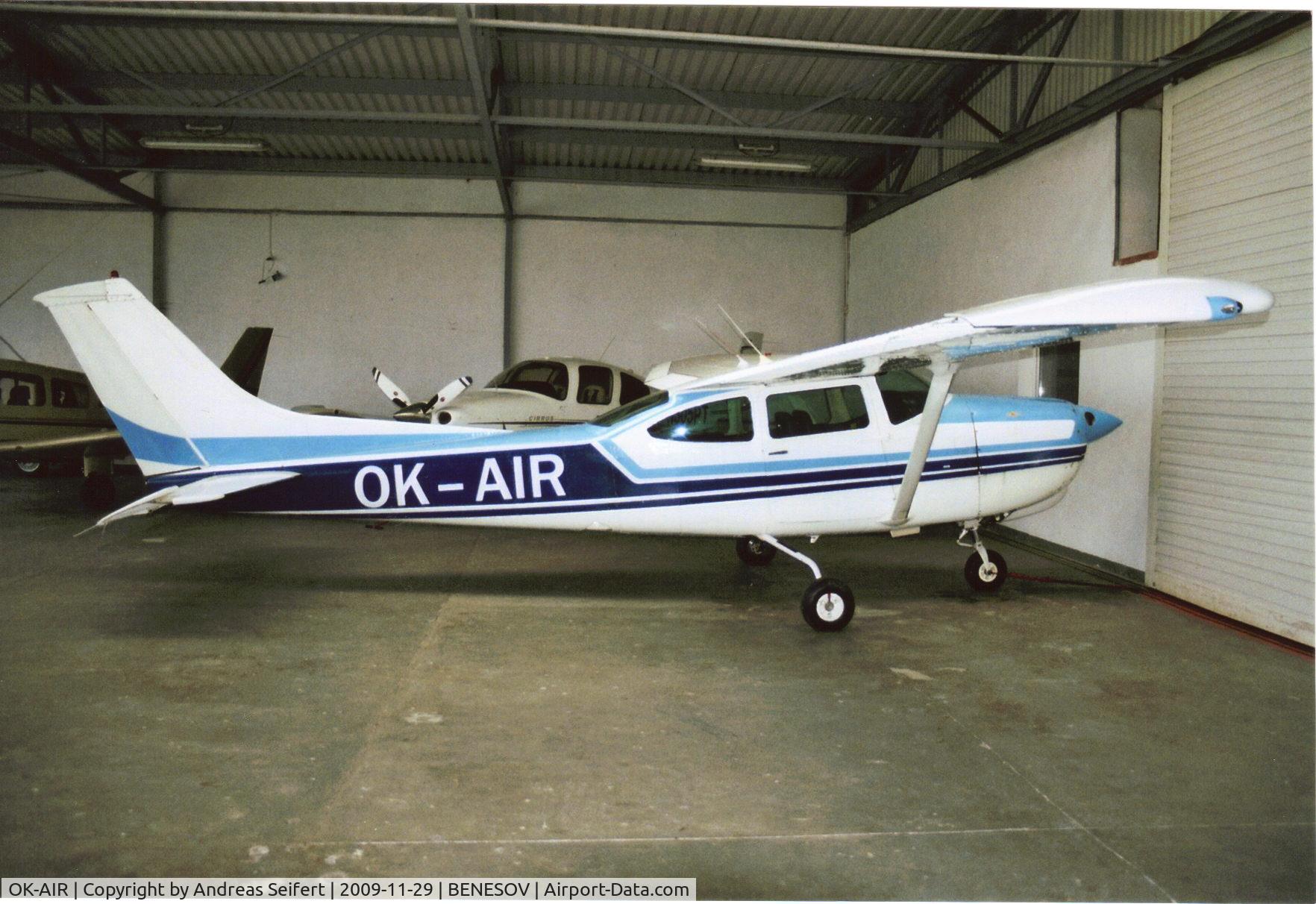 OK-AIR, Reims FR182 Skylane RG C/N FR182-0006, Benesov CSSR 29.11.2009
