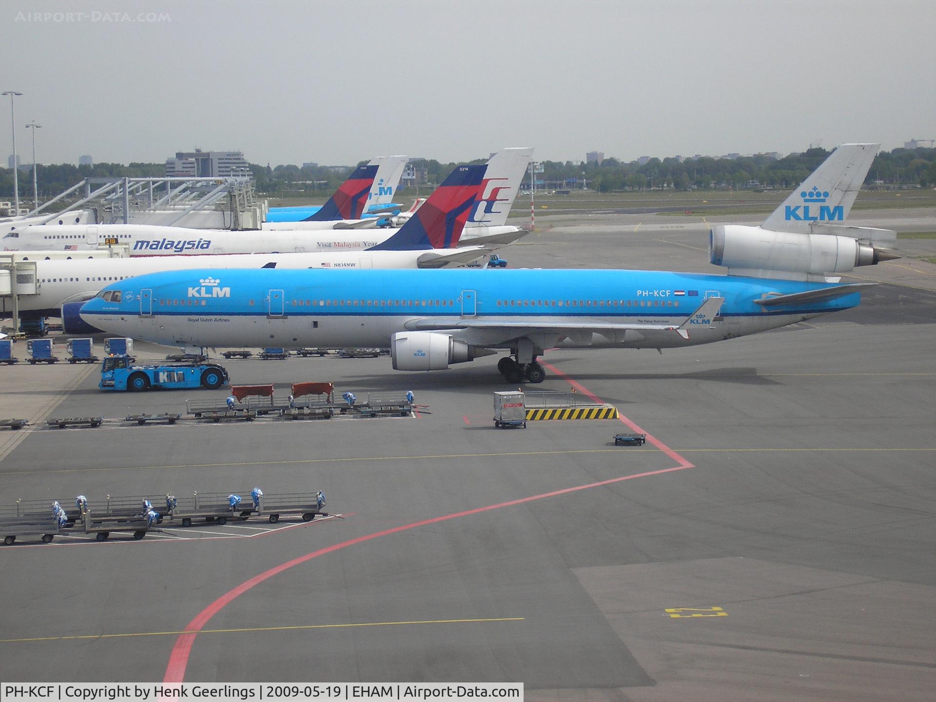 PH-KCF, 1994 McDonnell Douglas MD-11 C/N 48560, Docking into E-Pier