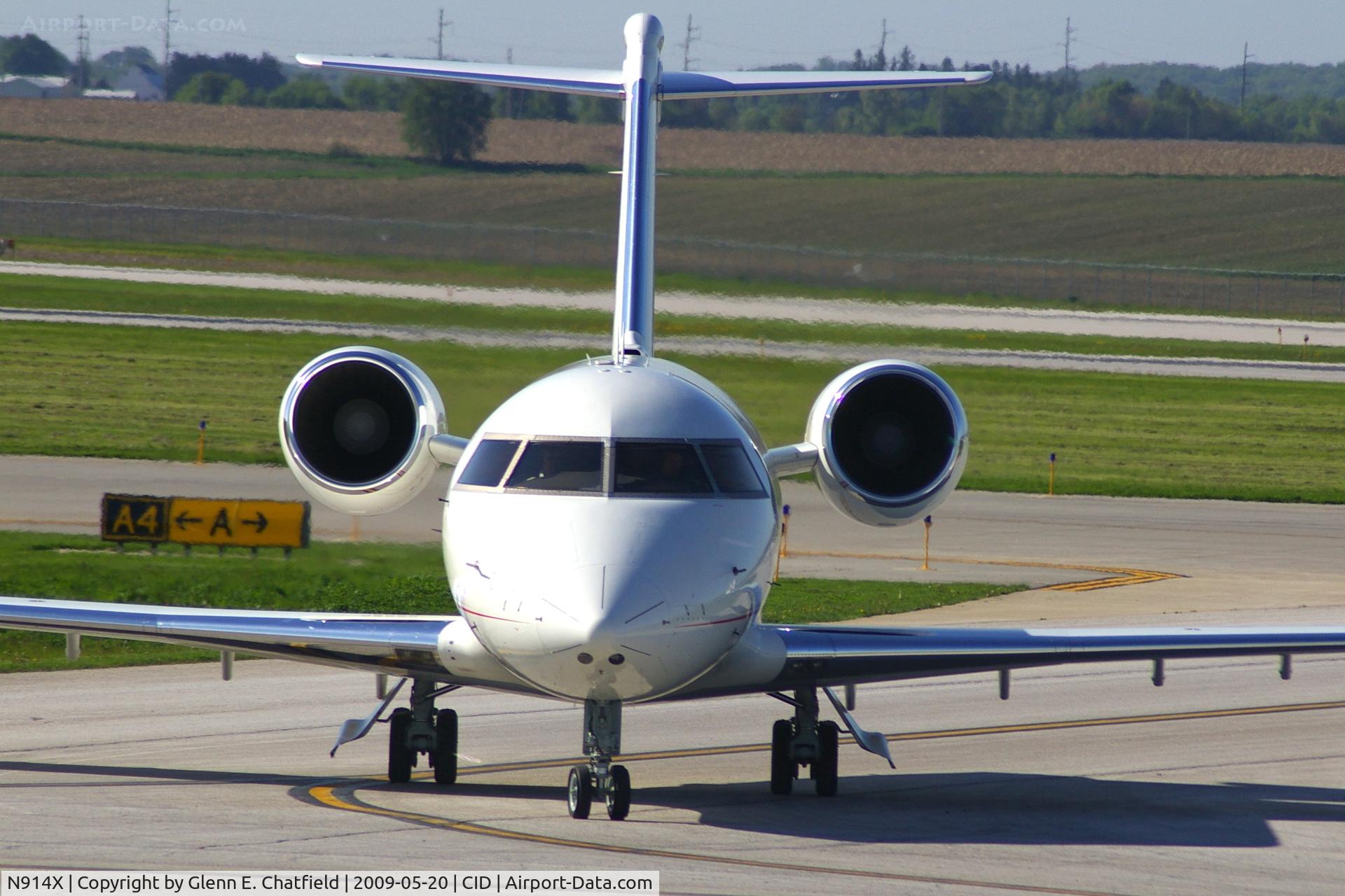 N914X, 1995 Canadair Challenger 601-3R (CL-600-2B16) C/N 5185, On Alpha 4 on the way to Landmark FBO, looking straight at my window!