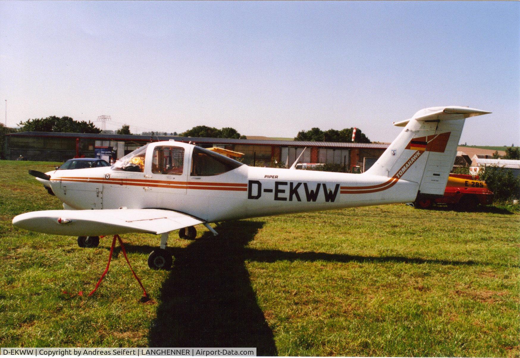 D-EKWW, Piper PA-38-112 Tomahawk Tomahawk C/N 38A-0420, Langhennersdorf 2000