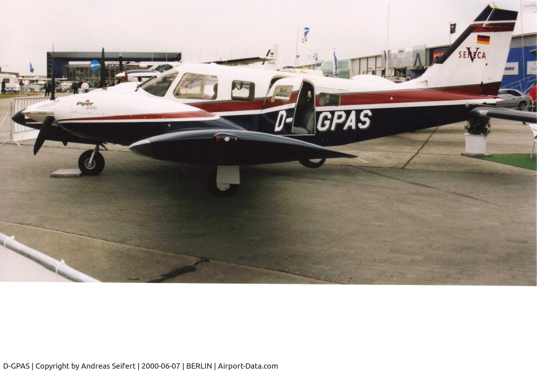 D-GPAS, Piper PA-34-220T Seneca IV C/N 34-49157, Berlin ILA 7.6.2000