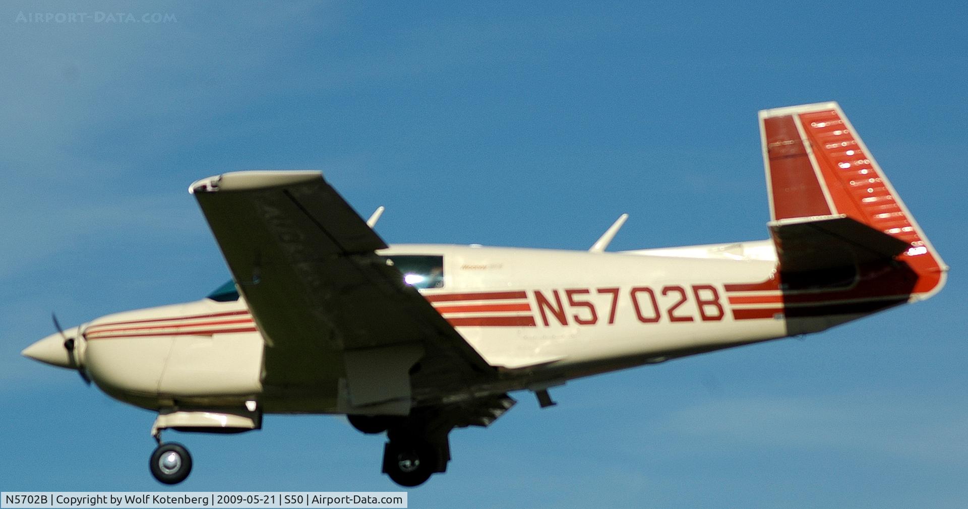 N5702B, 1983 Mooney M20J 201 C/N 24-1417, on final