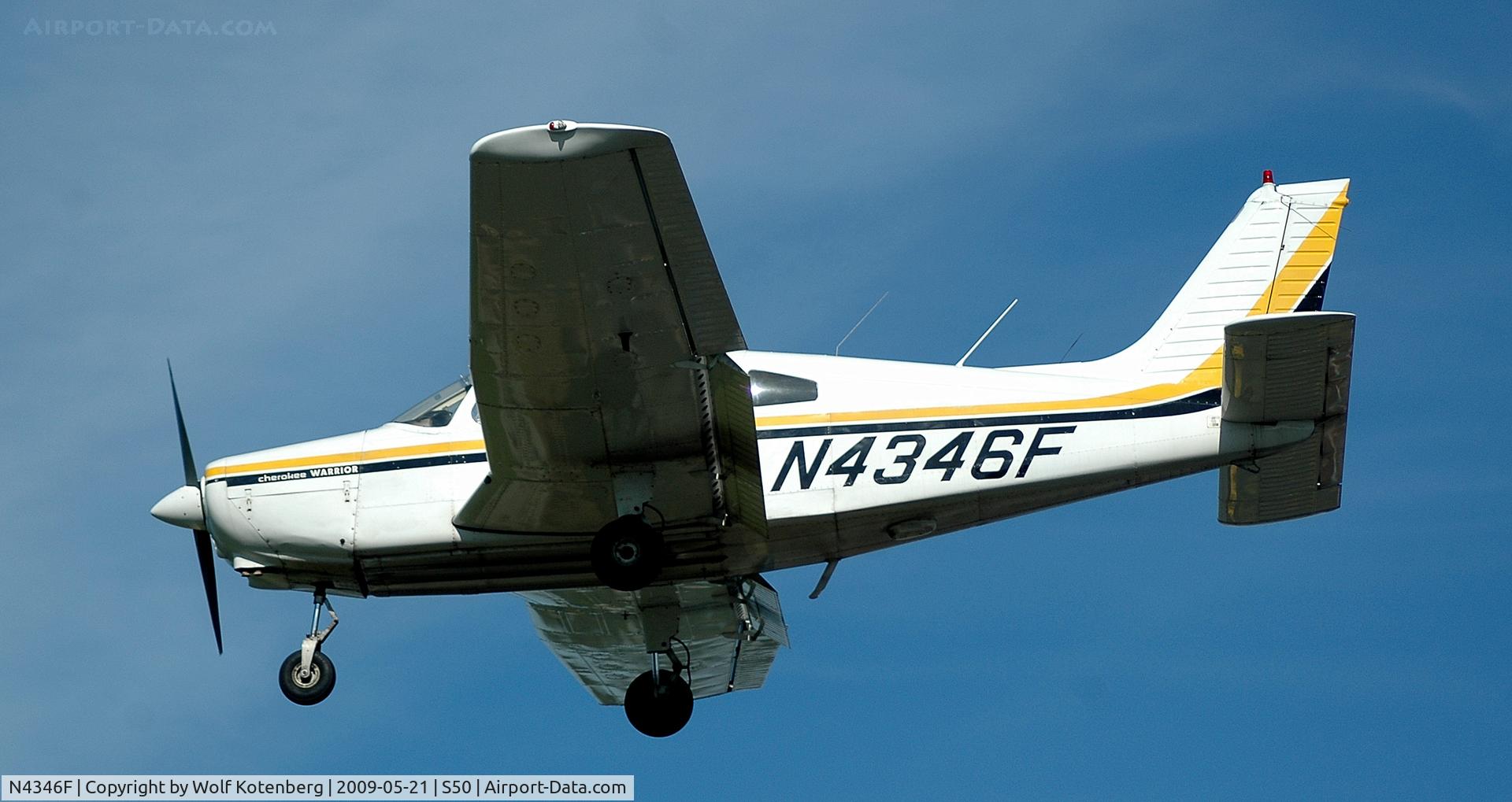 N4346F, 1976 Piper PA-28-151 C/N 28-7715022, seconds from touch down