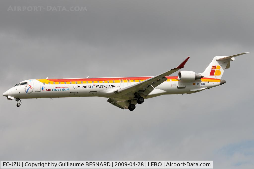 EC-JZU, 2007 Bombardier CRJ-900 (CL-600-2D24) C/N 15115, Landing 32L
