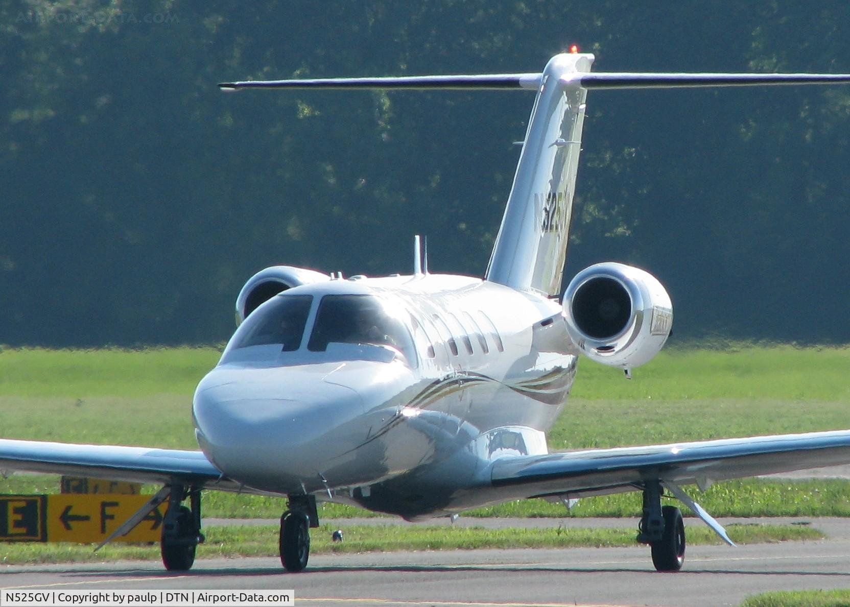 N525GV, 1993 Cessna 525 CitationJet CJ1 C/N 525-0001, Taxiing in after landing at Downtown Shreveport.