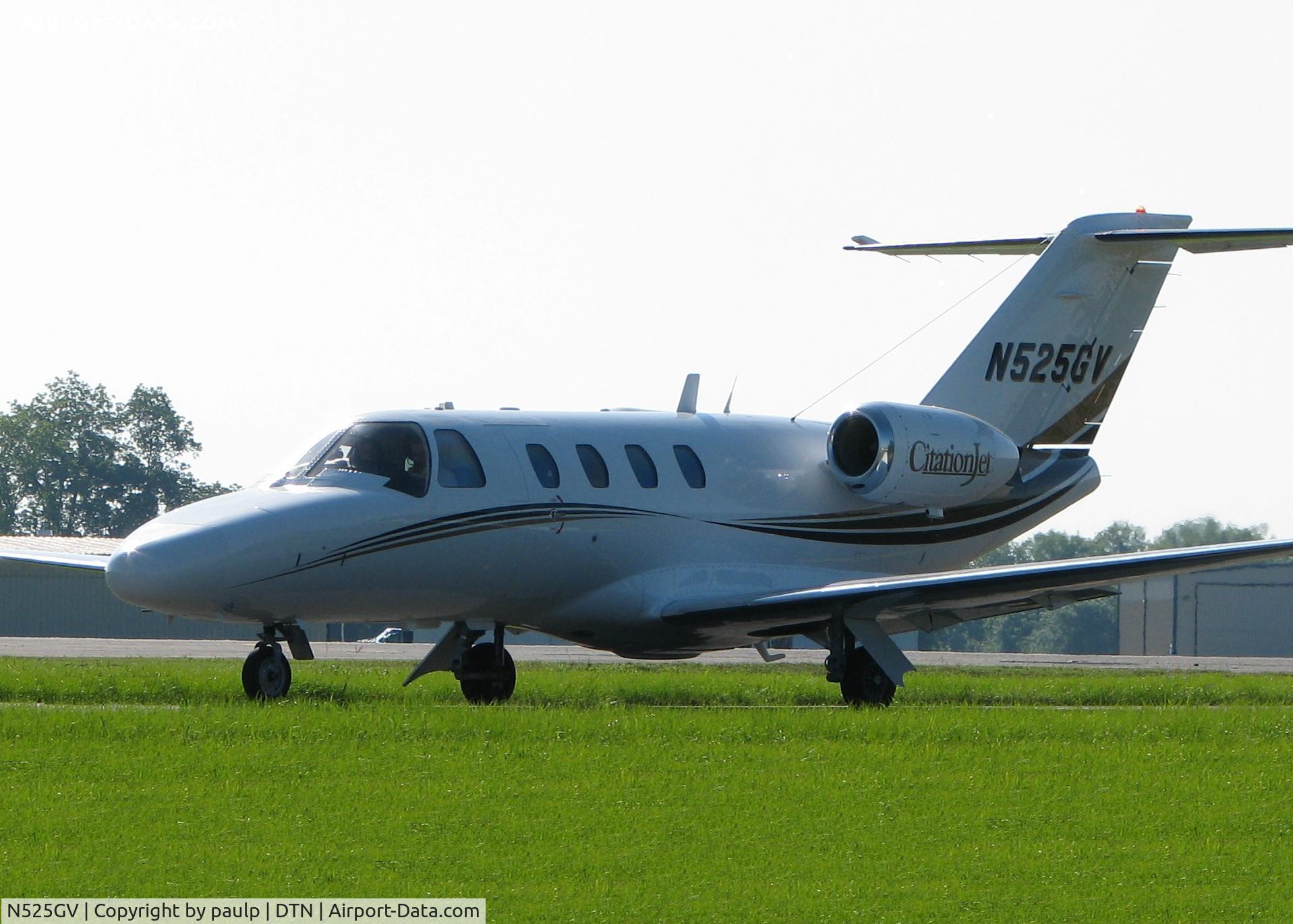 N525GV, 1993 Cessna 525 CitationJet CJ1 C/N 525-0001, Taxiing to runway 14 on taxiway Foxtrot at Downtown Shreveport.