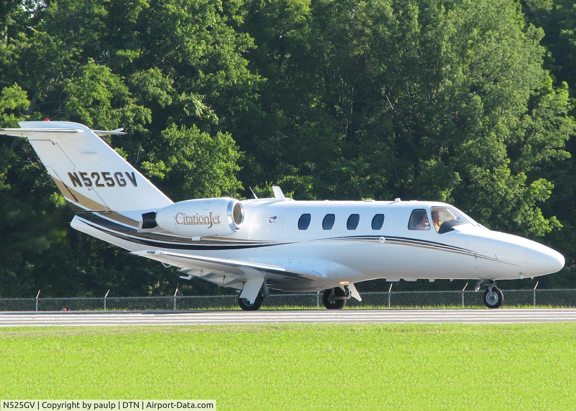 N525GV, 1993 Cessna 525 CitationJet CJ1 C/N 525-0001, Starting to roll for take off on runway 14 at the Shreveport Downtown airport.
