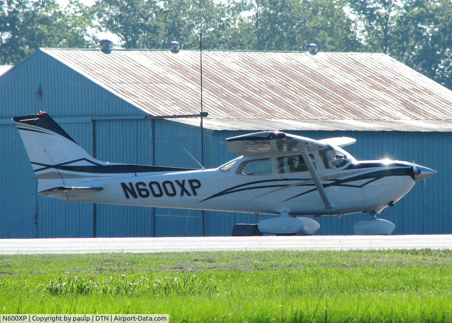 N600XP, 1976 Cessna R172K Hawk XP C/N R1722083, Starting to roll for take off from Downtown Shreveport.