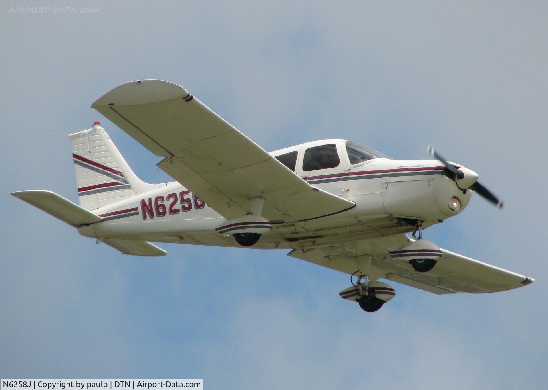 N6258J, 1976 Piper PA-28-140 C/N 28-7625236, Doing touch and goes at Downtown Shreveport.