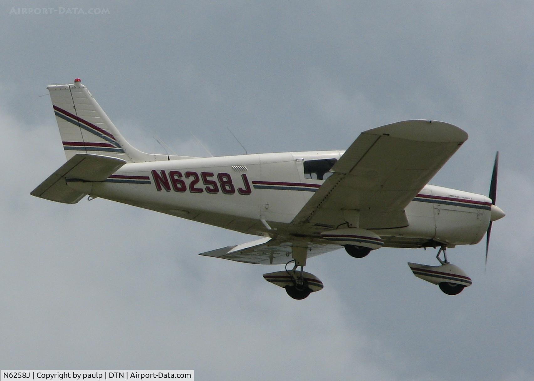 N6258J, 1976 Piper PA-28-140 C/N 28-7625236, Doing touch and goes at Downtown Shreveport.