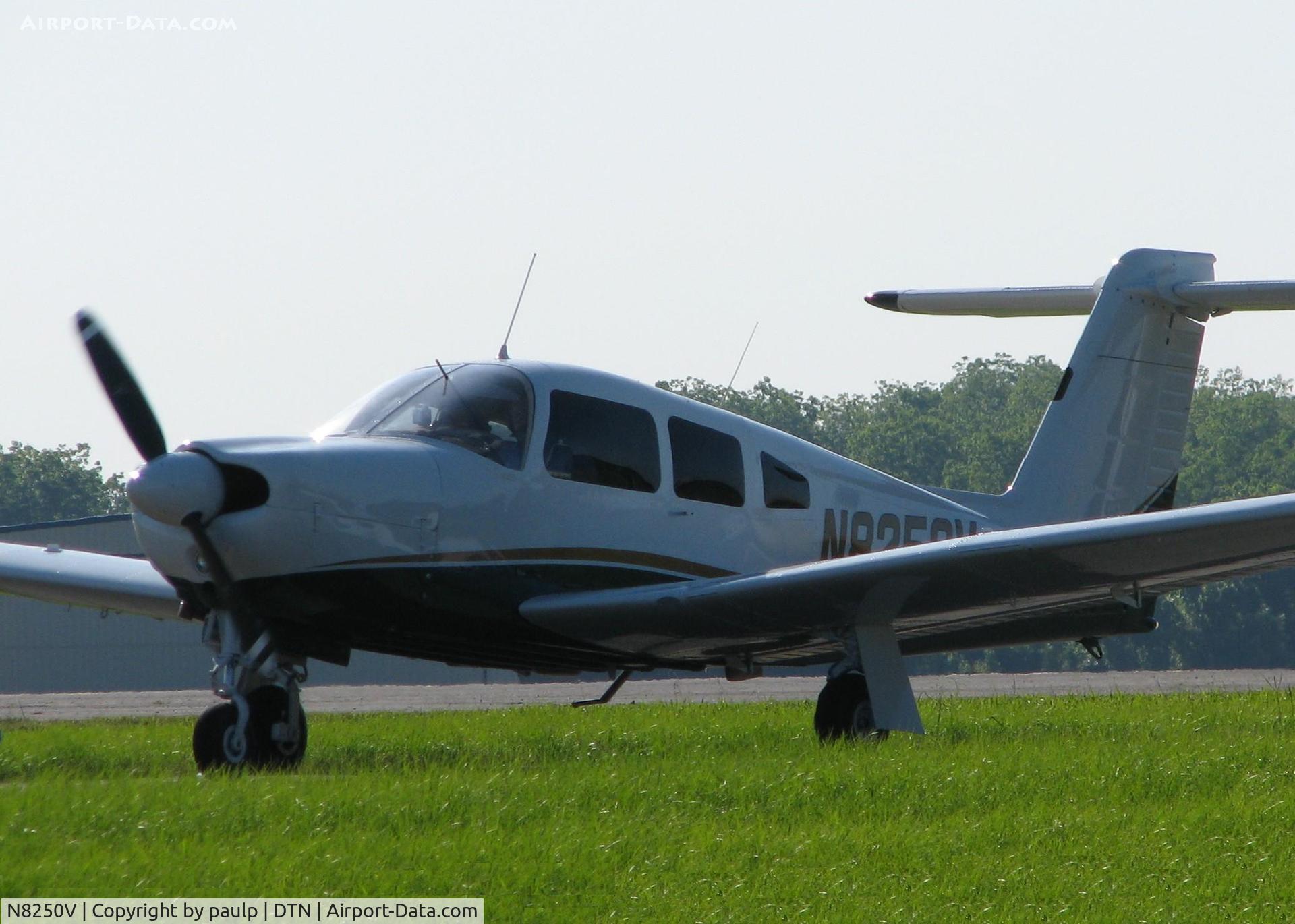 N8250V, 1980 Piper PA-28RT-201 Arrow IV C/N 28R-8018099, Taxiing to 14 at Downtown Shreveport.