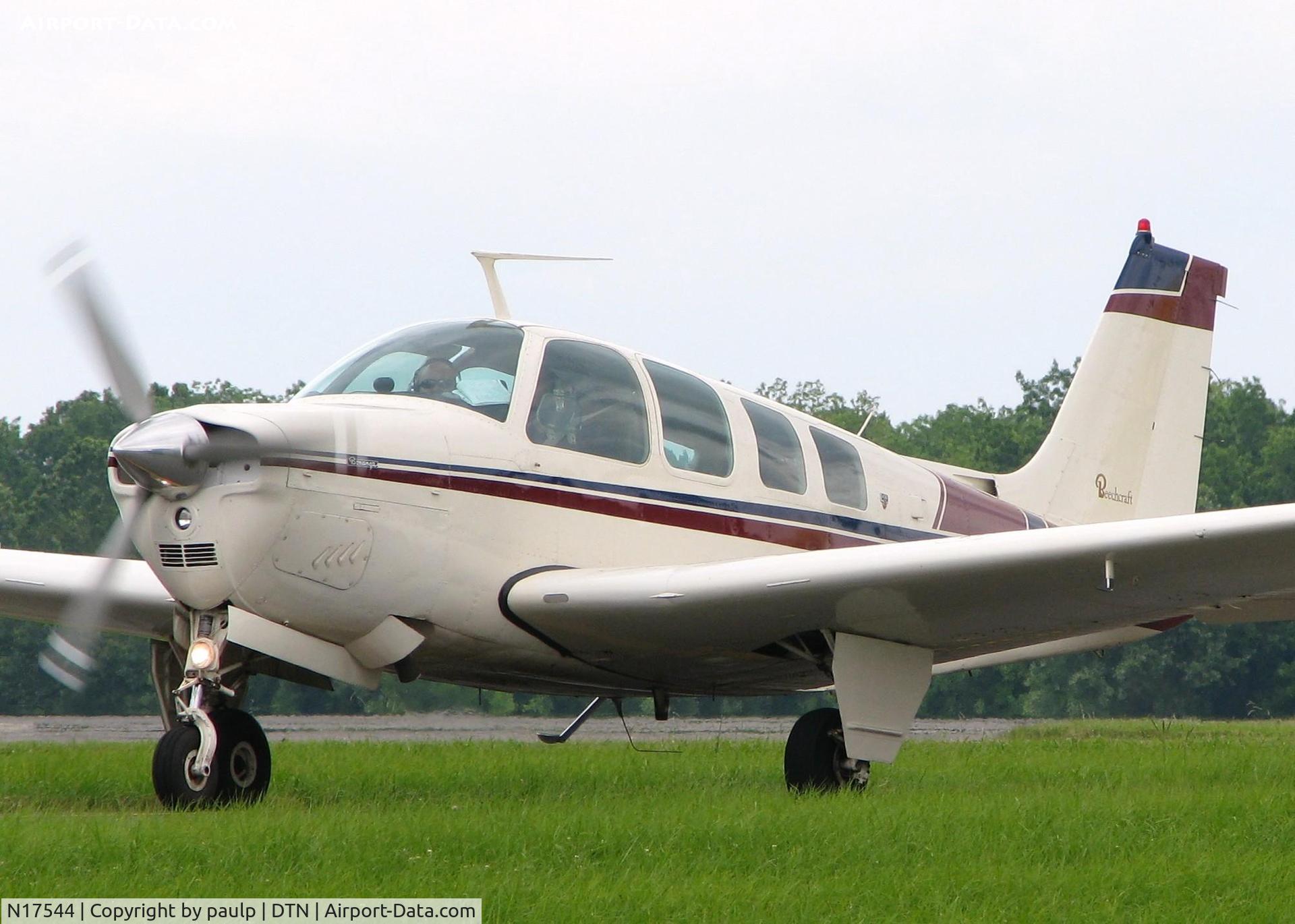 N17544, 1976 Beech A36 Bonanza 36 C/N E-977, Taxiing to runway 14 on taxiway Foxtrot at Downtown Shreveport.