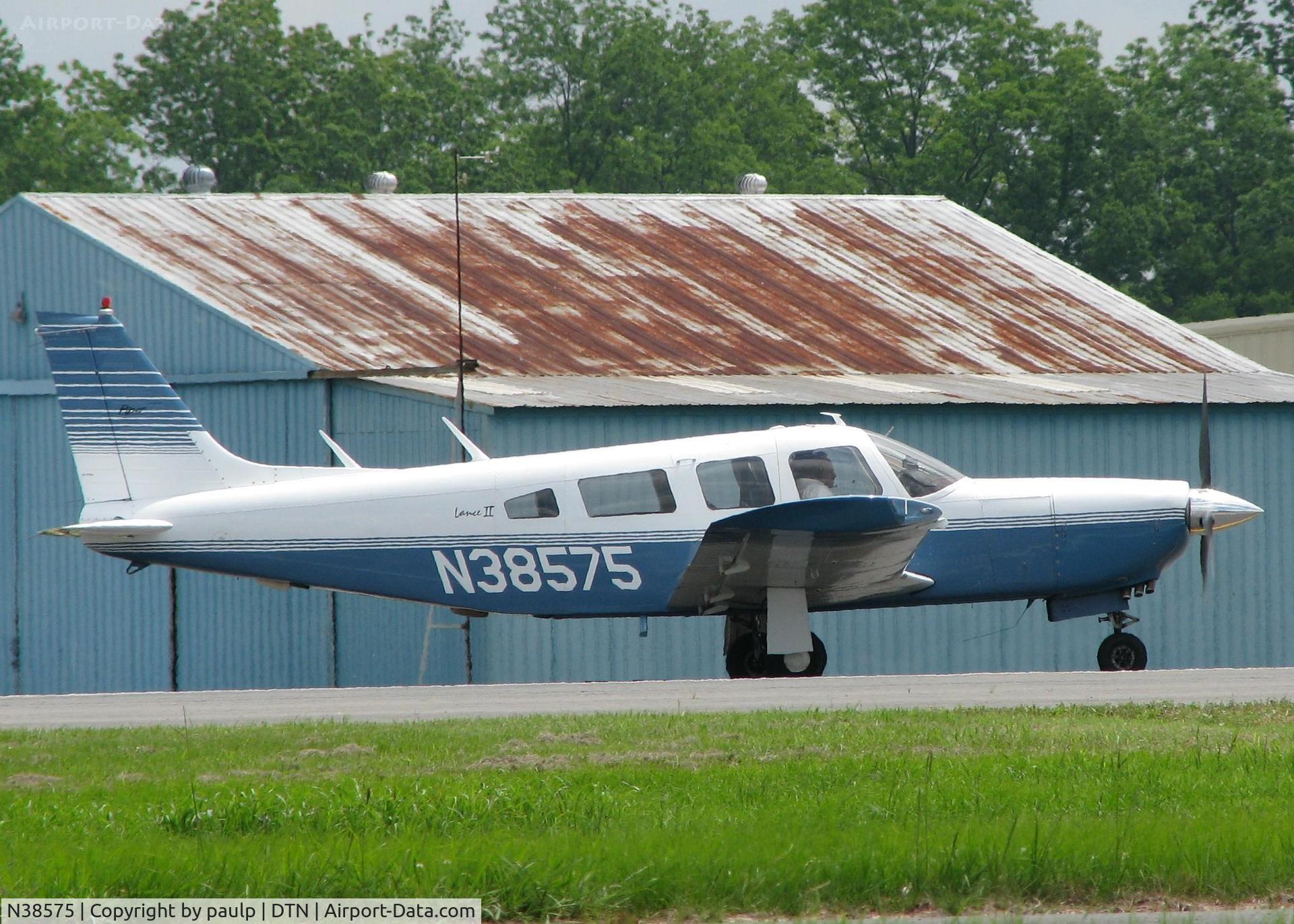 N38575, 1977 Piper PA-32R-300 Cherokee Lance C/N 32R-7780444, Rolling for take off at Downtown Shreveport.