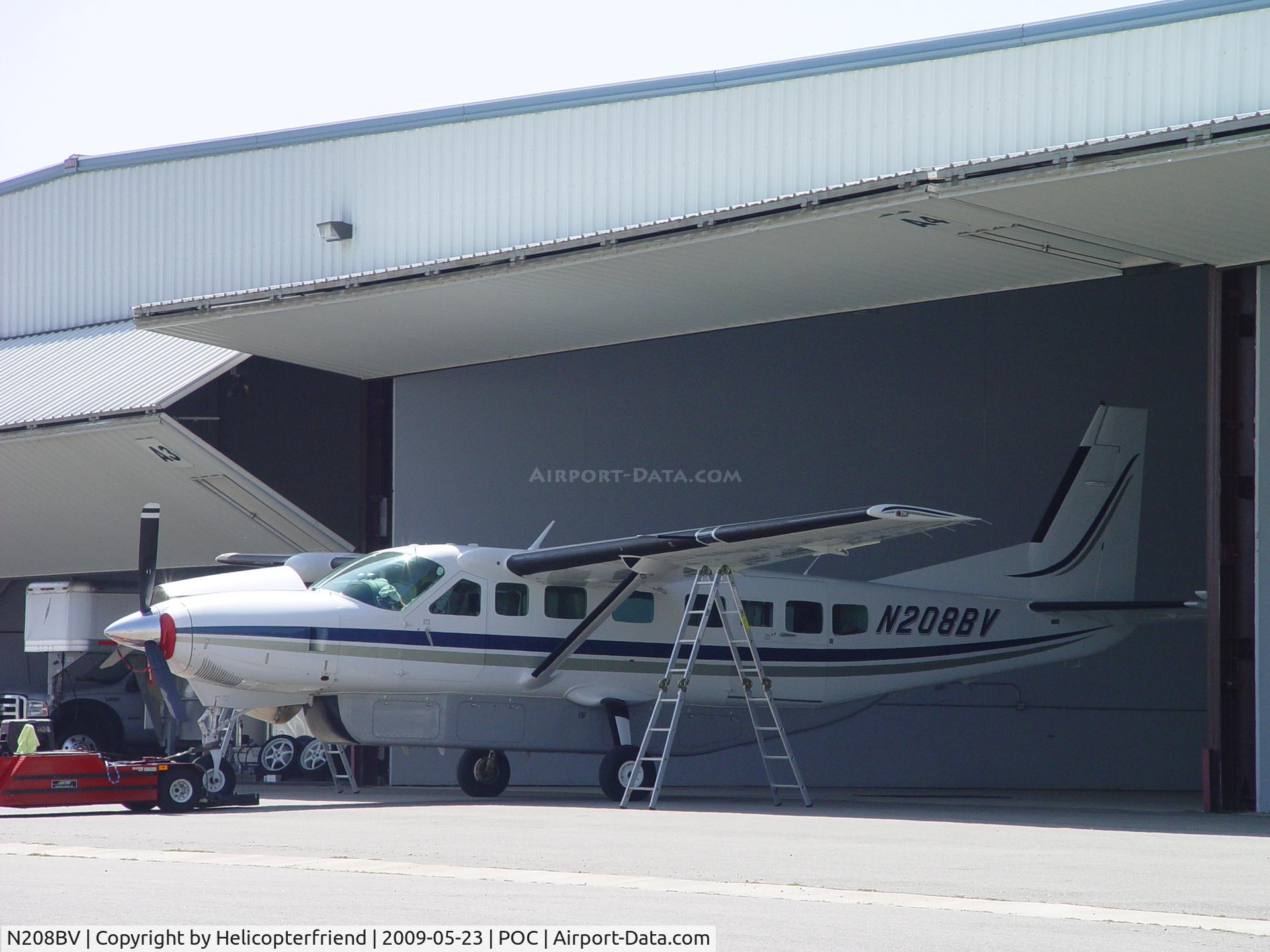 N208BV, 2001 Cessna 208B C/N 208B0913, Being moved out