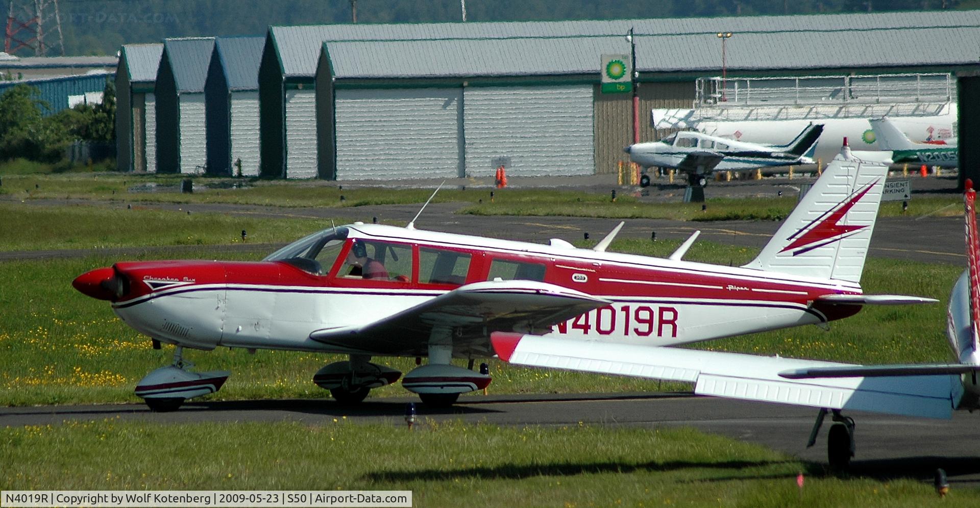 N4019R, 1967 Piper PA-32-300 Cherokee Six C/N 32-40316, holding for a short final