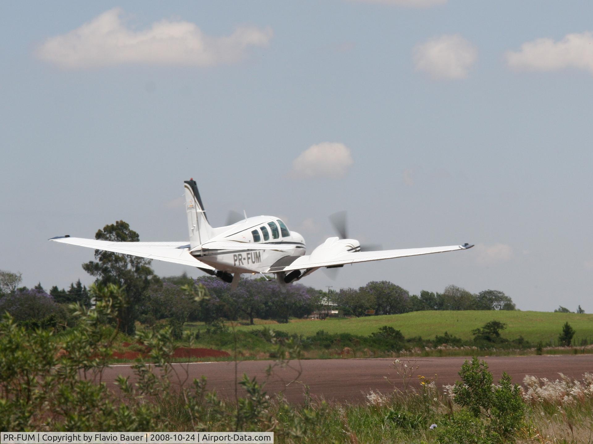 PR-FUM, 1990 Beech 58 Baron C/N TH-1596, Take off