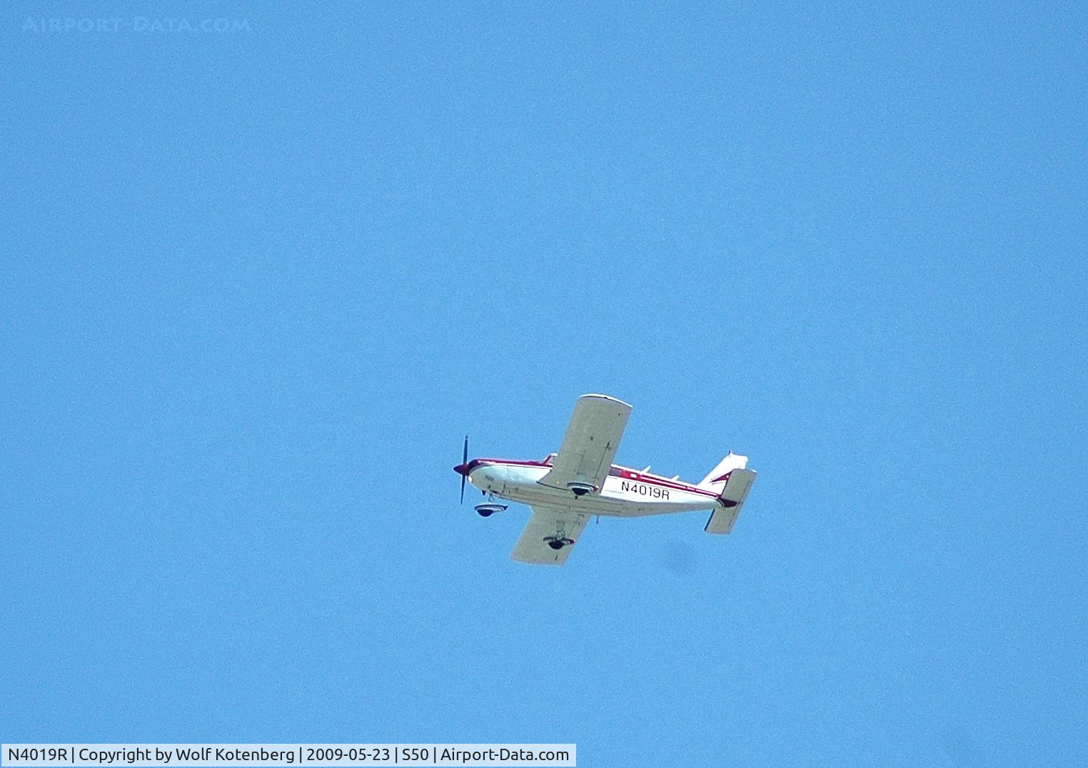 N4019R, 1967 Piper PA-32-300 Cherokee Six C/N 32-40316, telephoto at 1500 feet over the field