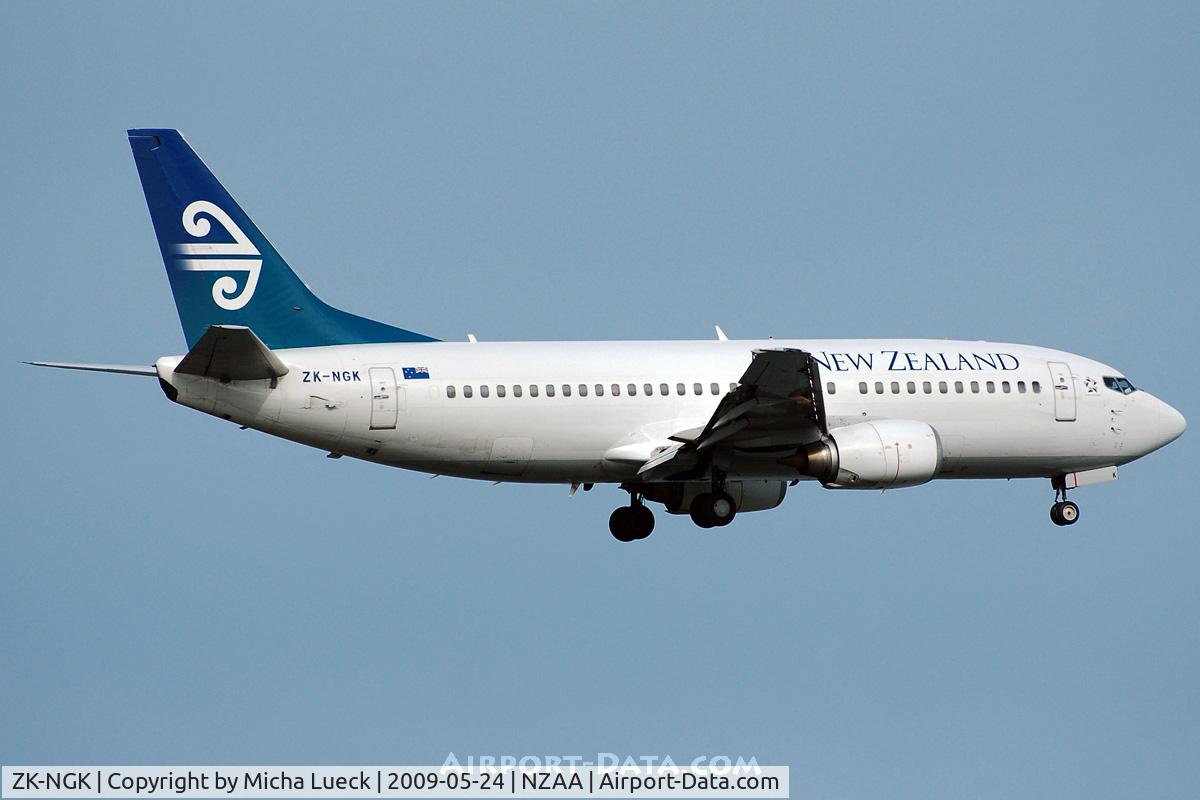 ZK-NGK, 1995 Boeing 737-3K2 C/N 26318, On finals