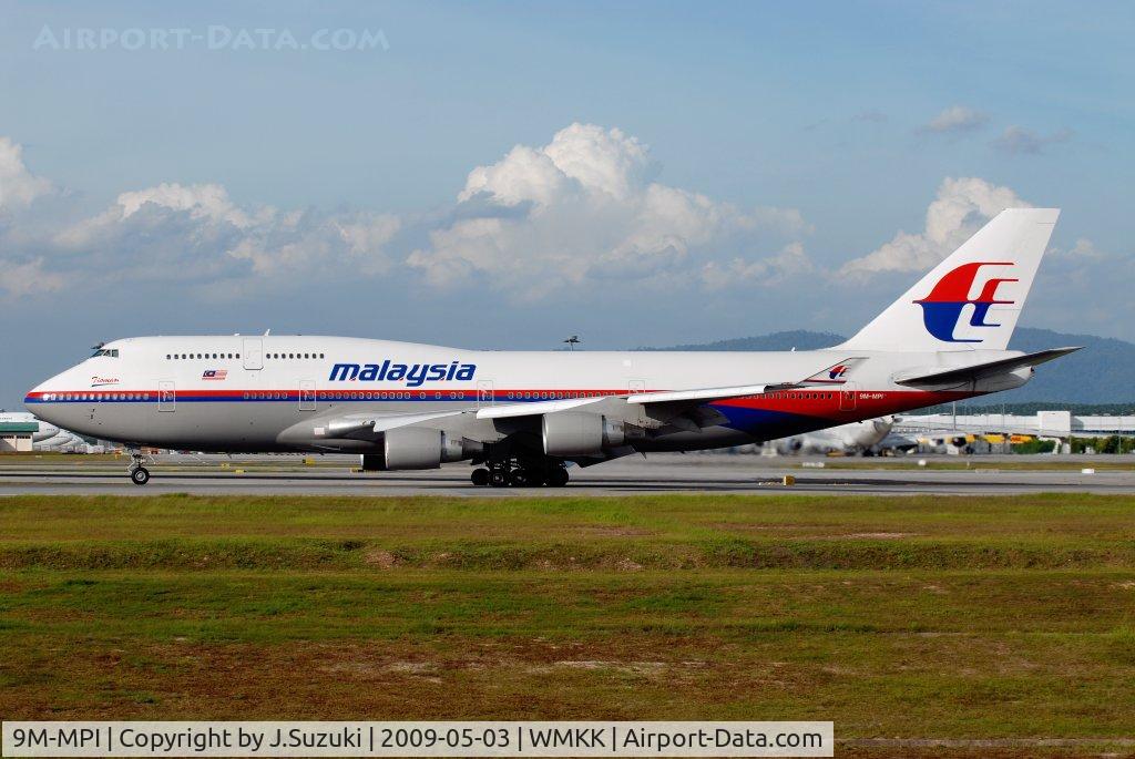 9M-MPI, 1996 Boeing 747-4H6 C/N 27672, R/W32L landing