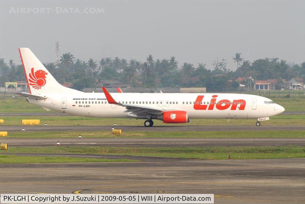 PK-LGH, 2008 Boeing 737-96NER C/N 35227, Taxi to R/W07R