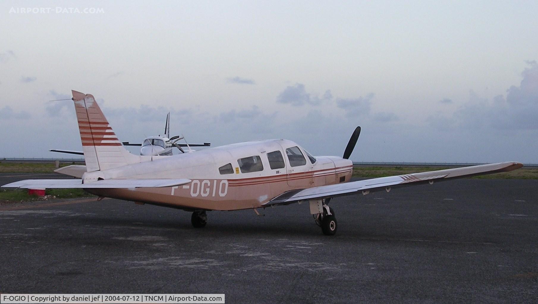 F-OGIO, Piper PA-32-301 Saratoga C/N 32-8006078, park at the ramp