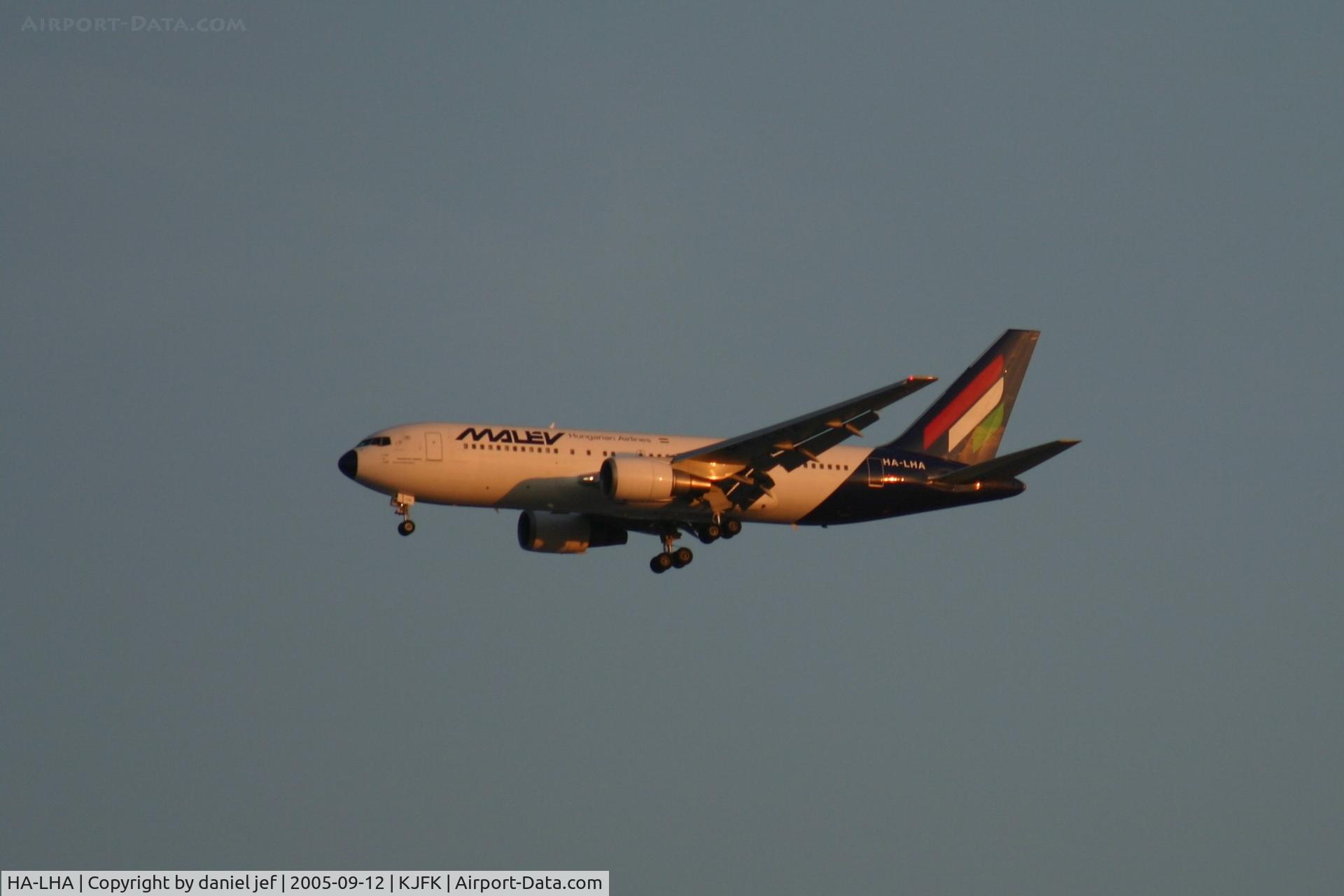 HA-LHA, 1993 Boeing 767-27G/ER C/N 27048, Landing