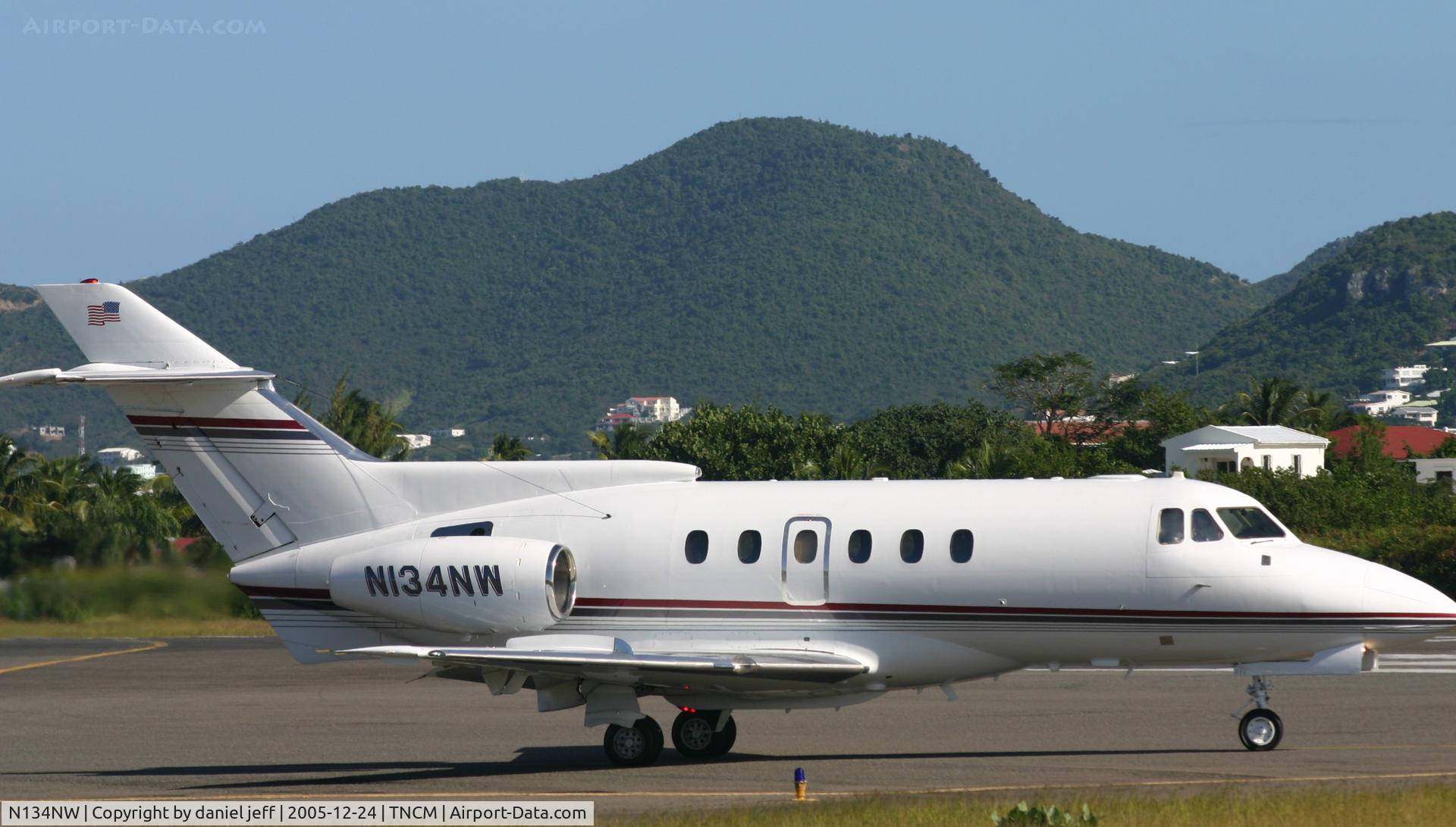 N134NW, 1981 Hawker Siddeley HS.125 Series 700A C/N 257134, taking off rn10