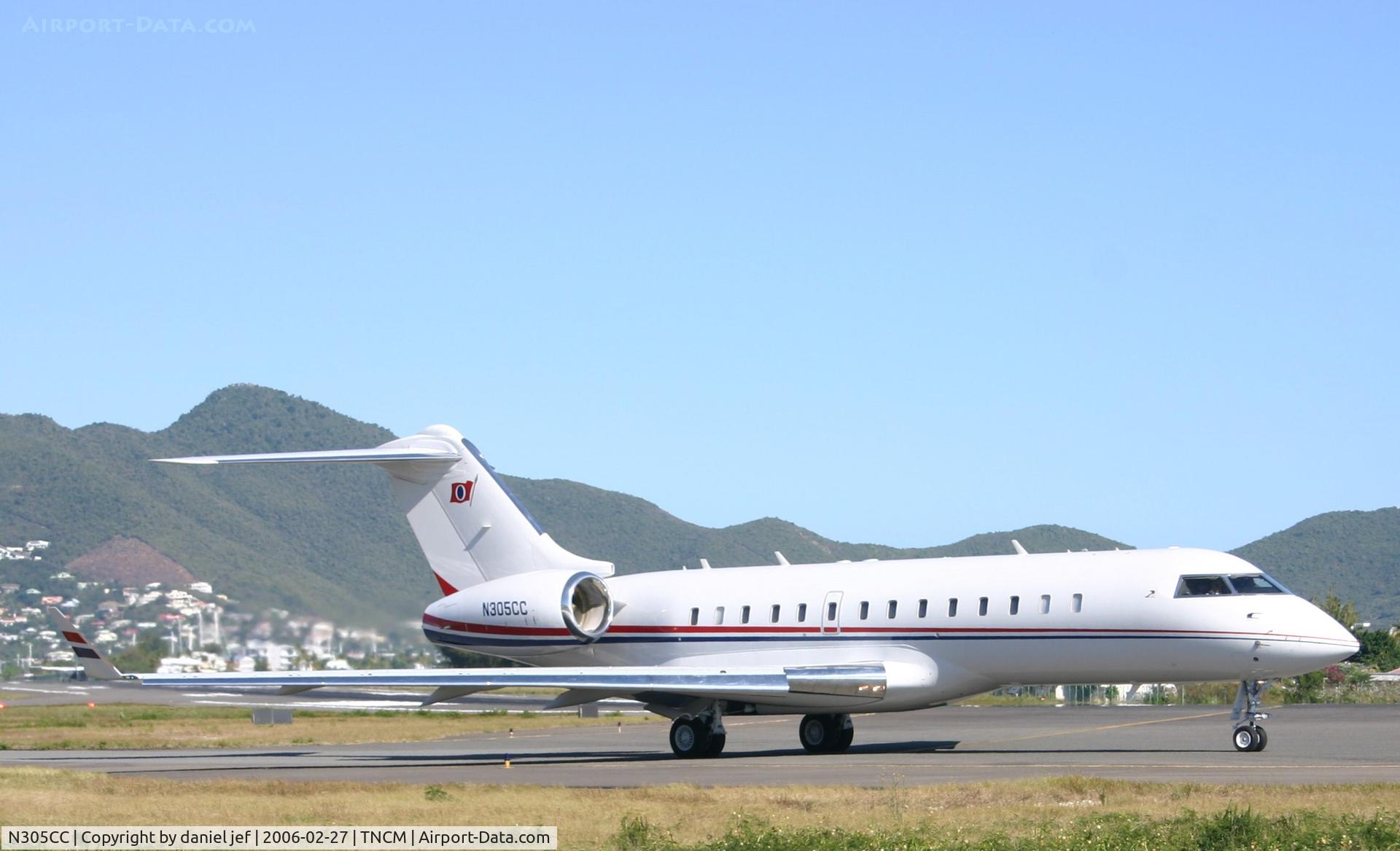 N305CC, 1999 Bombardier BD-700-1A10 Global Express C/N 9027, taxing runway 10