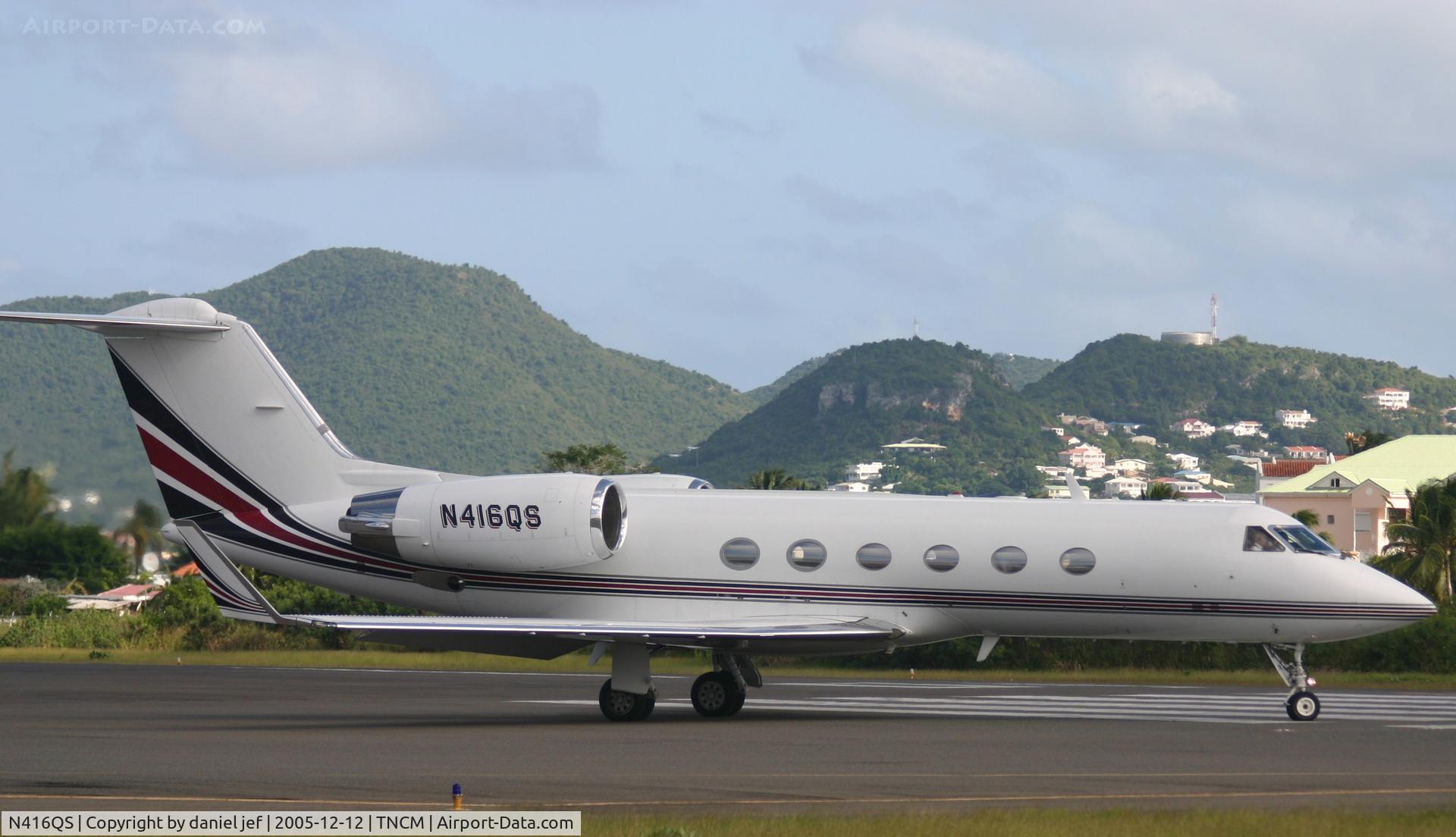 N416QS, 1997 Gulfstream Aerospace G-IV C/N 1316, taking off rn10