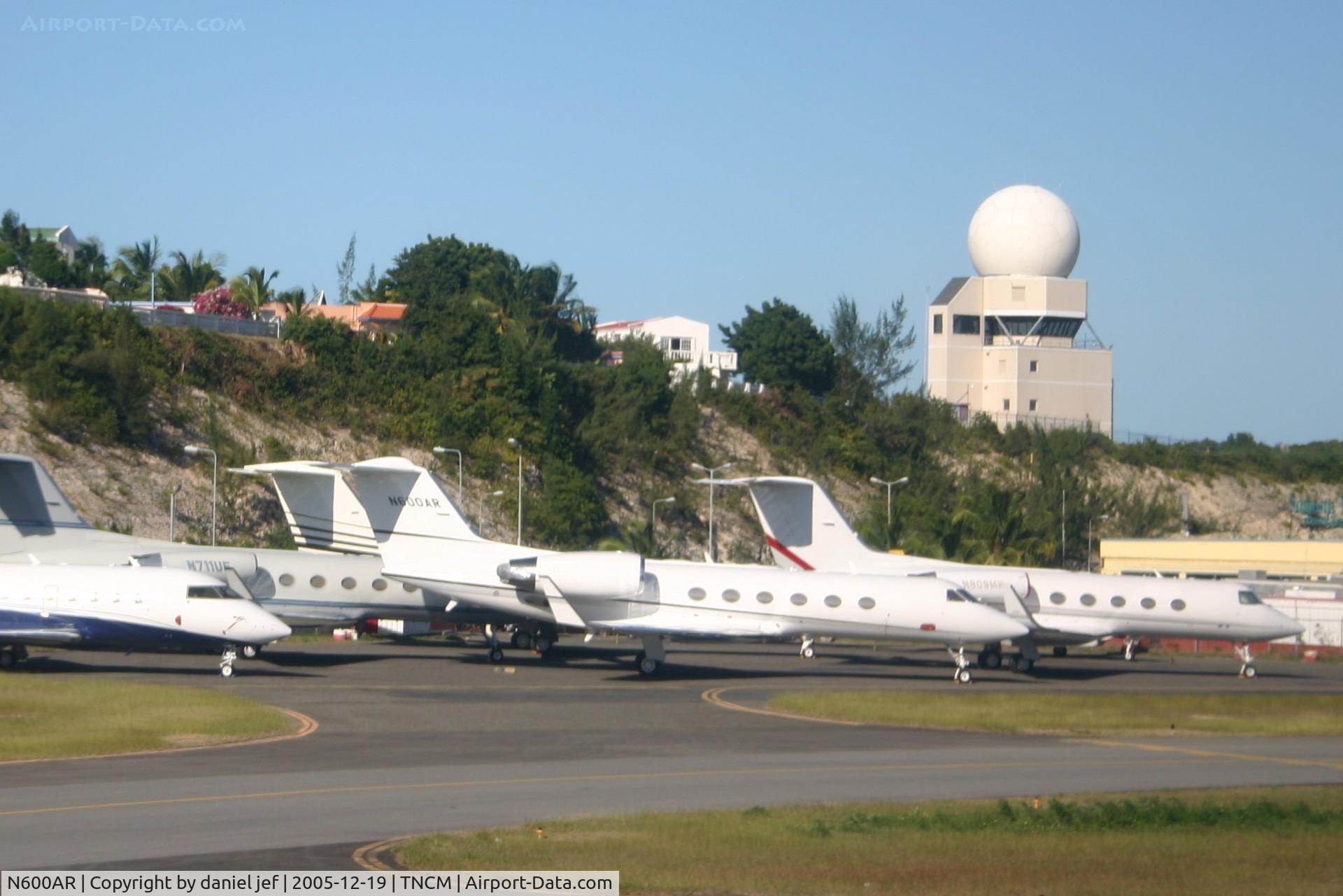 N600AR, 2000 Gulfstream Aerospace G-IV SP C/N 1419, park at the cargo ramp