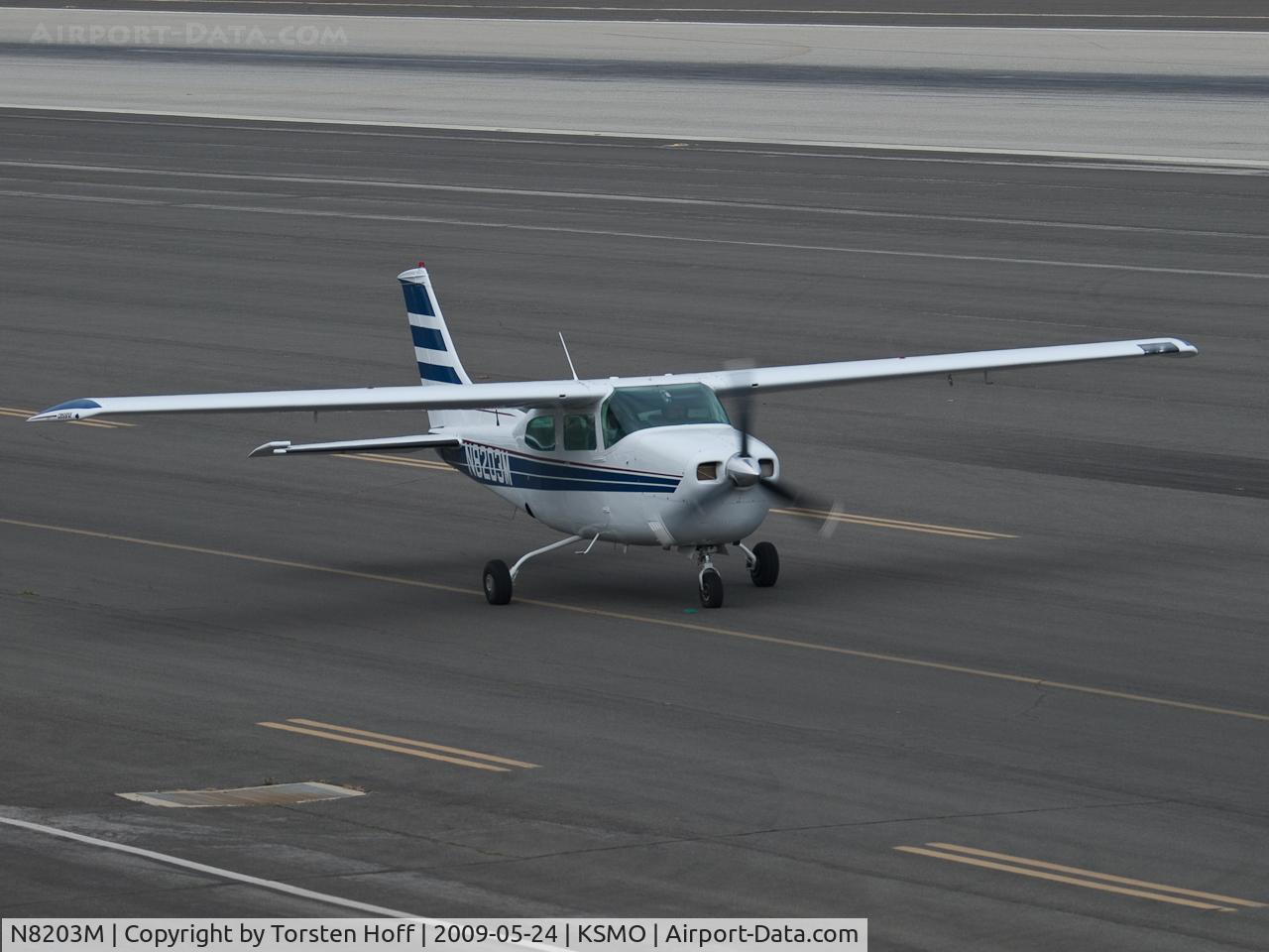 N8203M, 1969 Cessna 210K Centurion C/N 21059203, N8203M taxiing