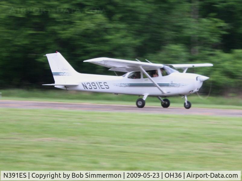 N391ES, 1997 Cessna 172R C/N 17280130, Departing Riverside breakfast fly-in at Zanesville, Ohio