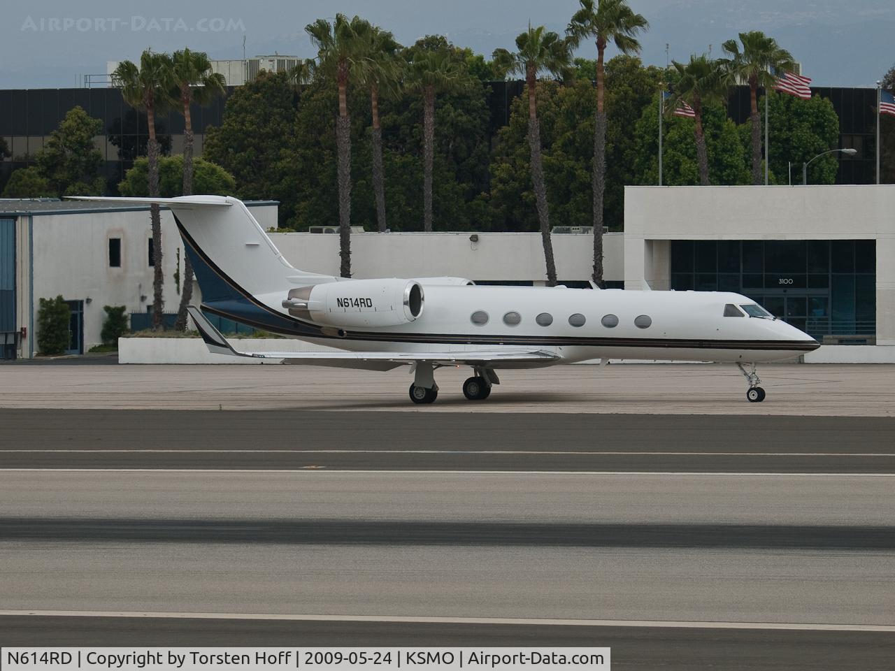 N614RD, 1986 Gulfstream Aerospace G-IV C/N 1006, N614RD taxiing