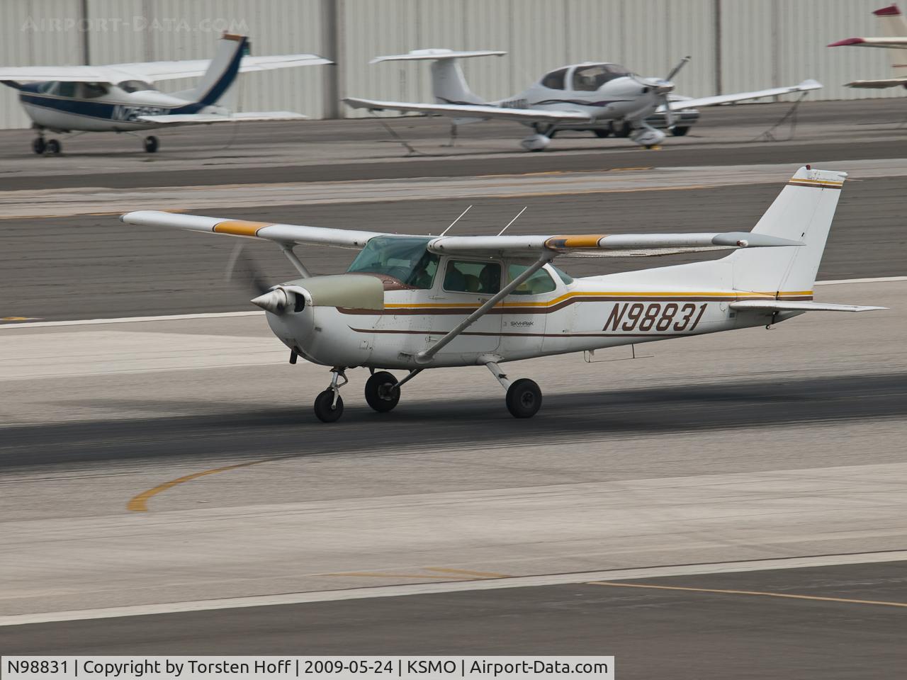 N98831, 1985 Cessna 172P C/N 17276366, N98831 departing from RWY 21