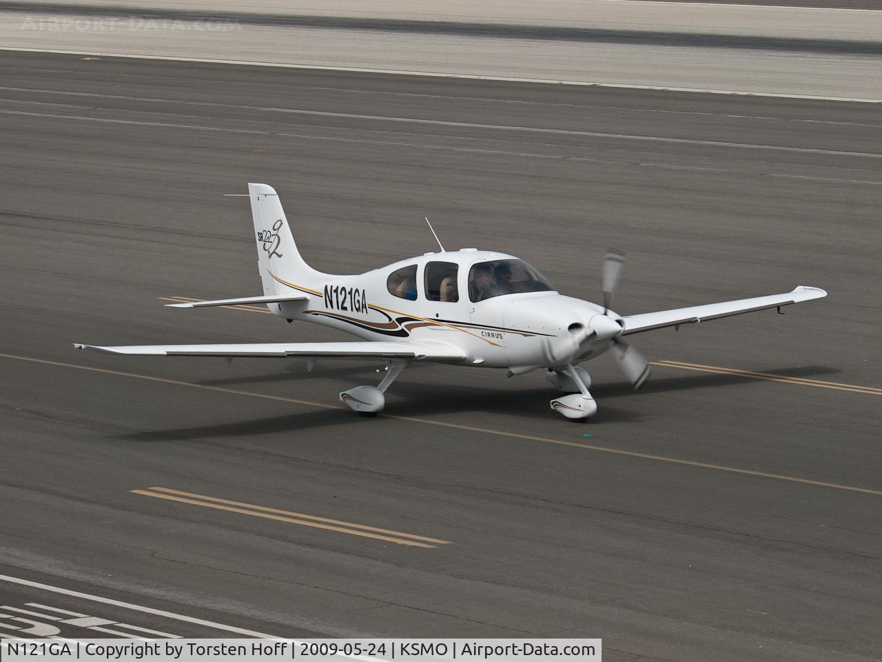N121GA, 2005 Cirrus SR22 G2 C/N 1443, N121GA taxiing