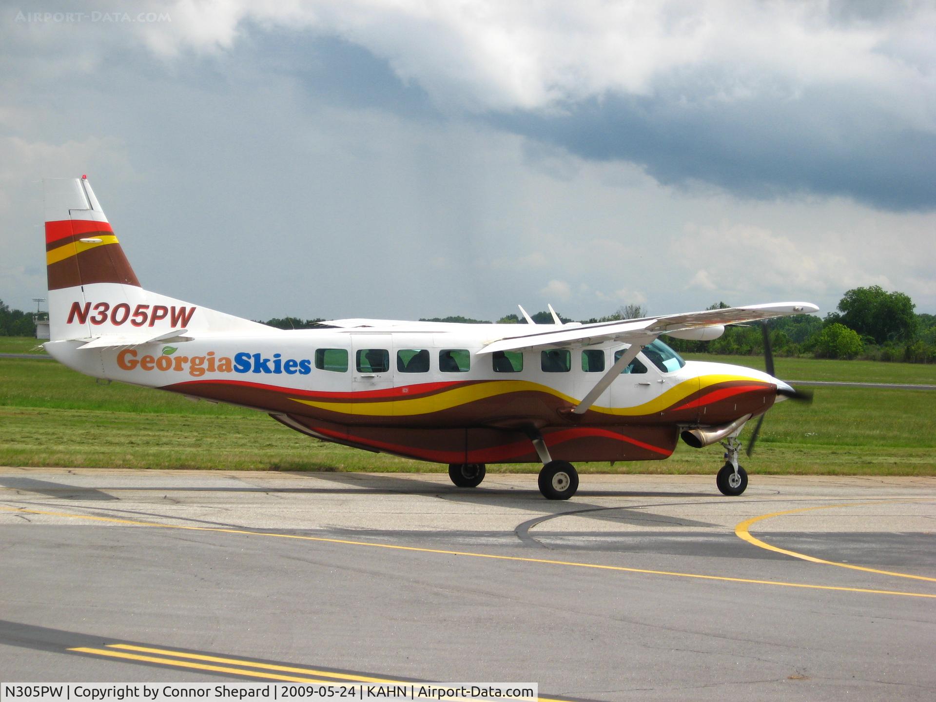N305PW, 2000 Cessna 208B C/N 208B0828, Taxiing to Runway 9