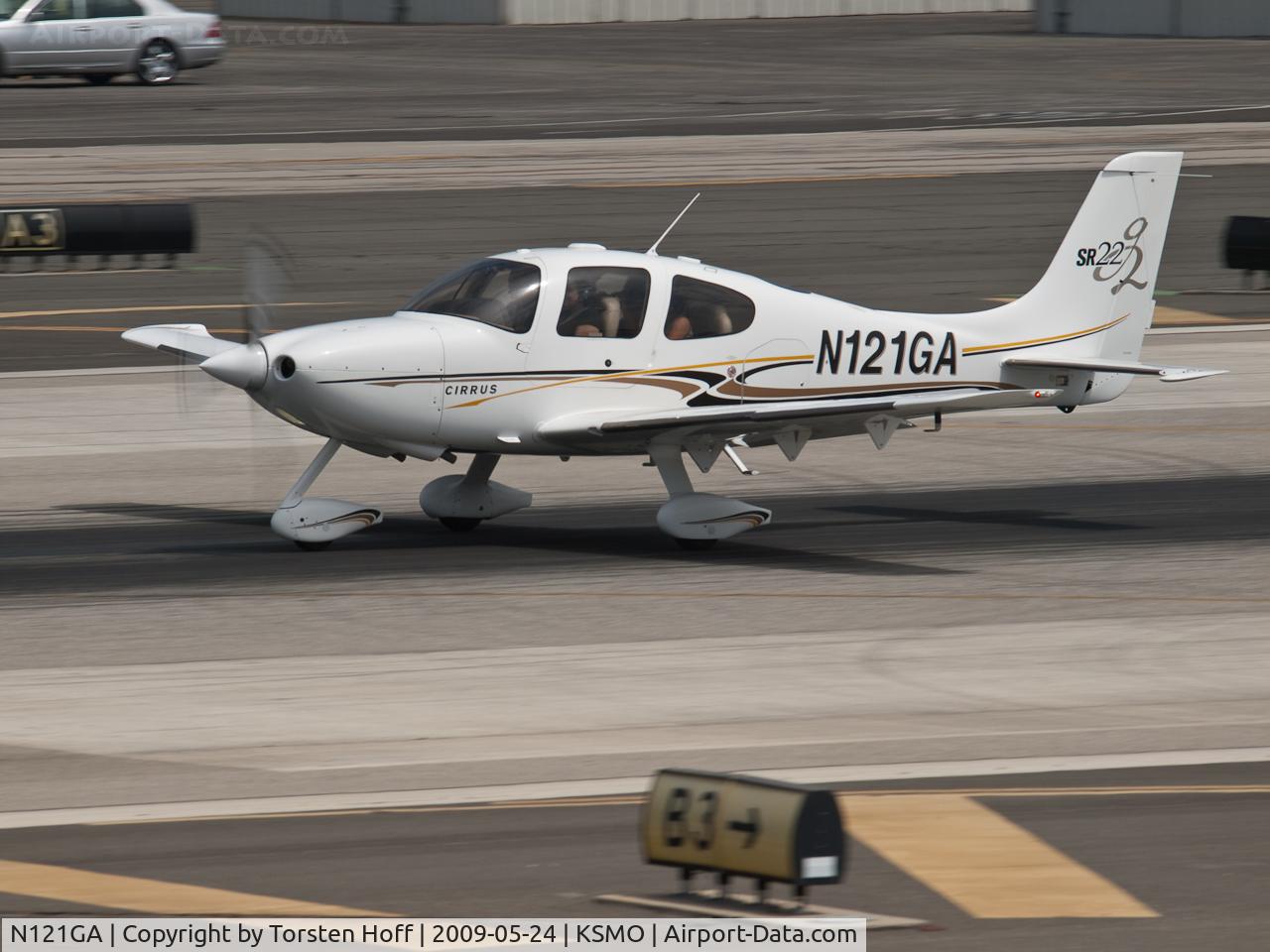 N121GA, 2005 Cirrus SR22 G2 C/N 1443, N121GA departing from RWY 21