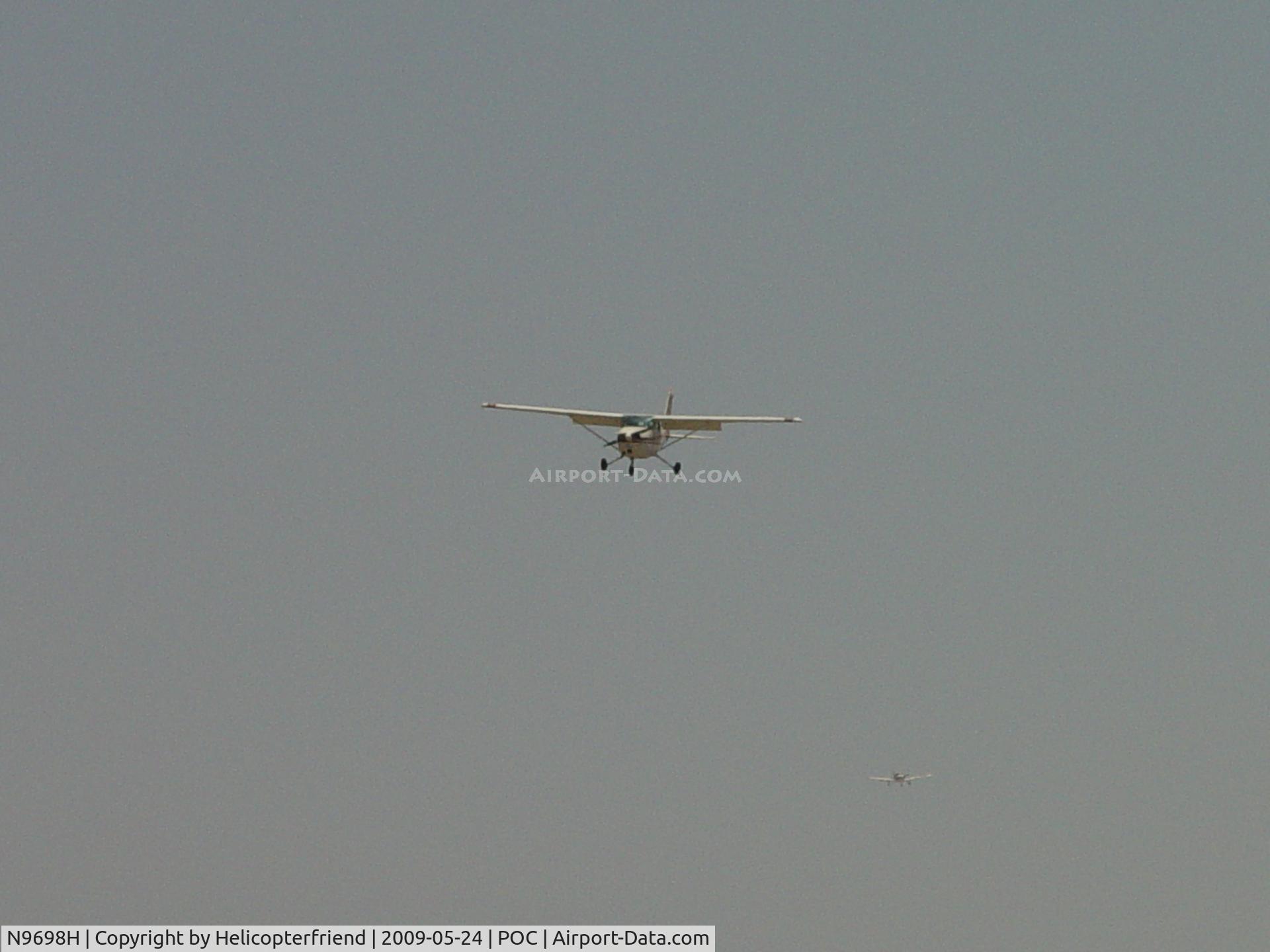 N9698H, 1975 Cessna 172M C/N 17266322, Landing 26L while N8982W landing 26R