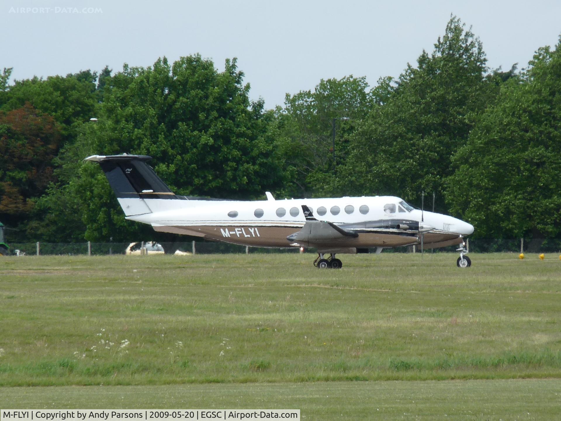 M-FLYI, 2007 Beechcraft B300 Super King Air 350 C/N FL-569, Departing Cambridge