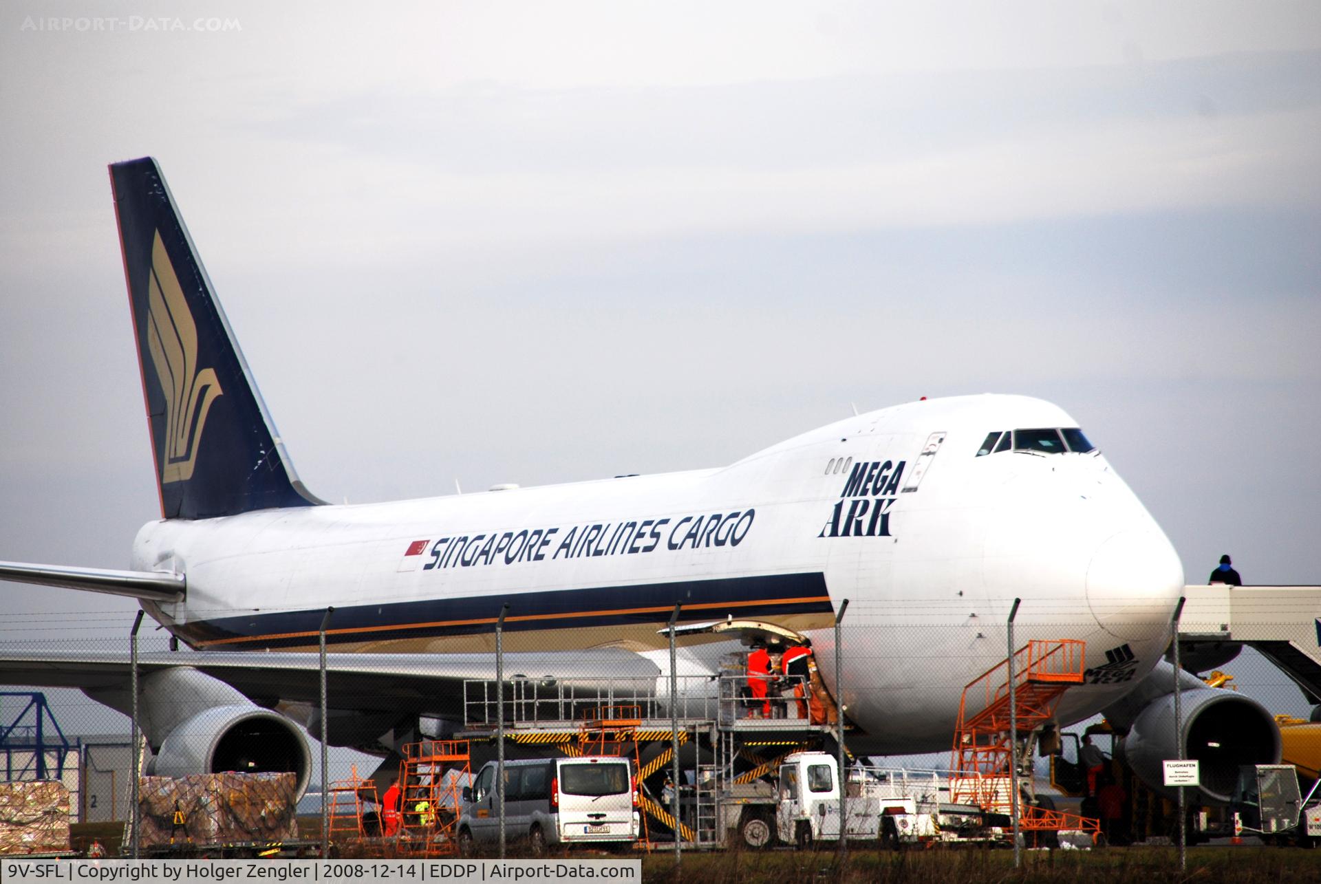 9V-SFL, 2003 Boeing 747-412F/SCD C/N 32897, A Mega Ark is being loaded