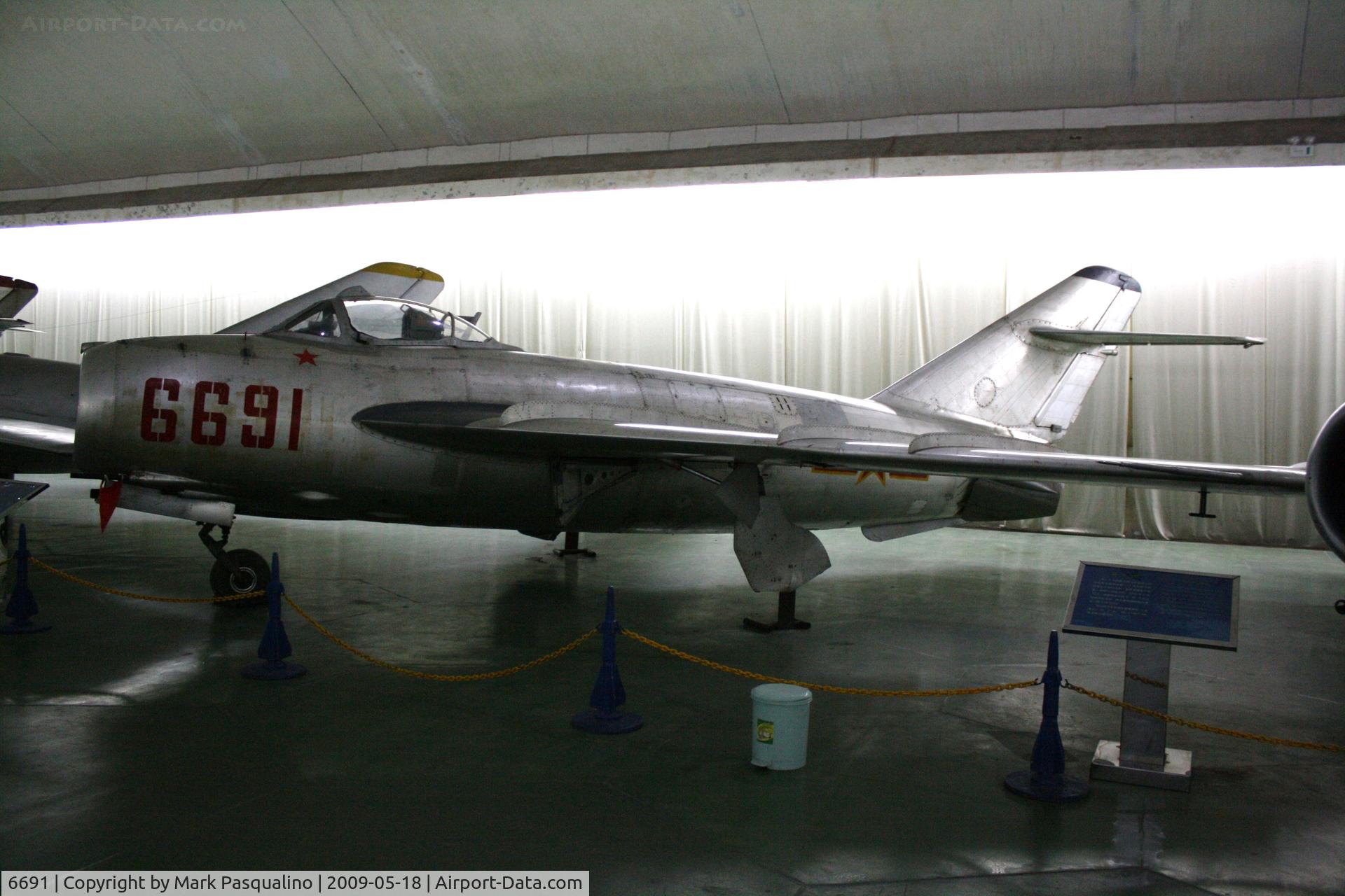 6691, Mikoyan-Gurevich MiG-17 C/N 7627, MiG-17  Located at Datangshan, China