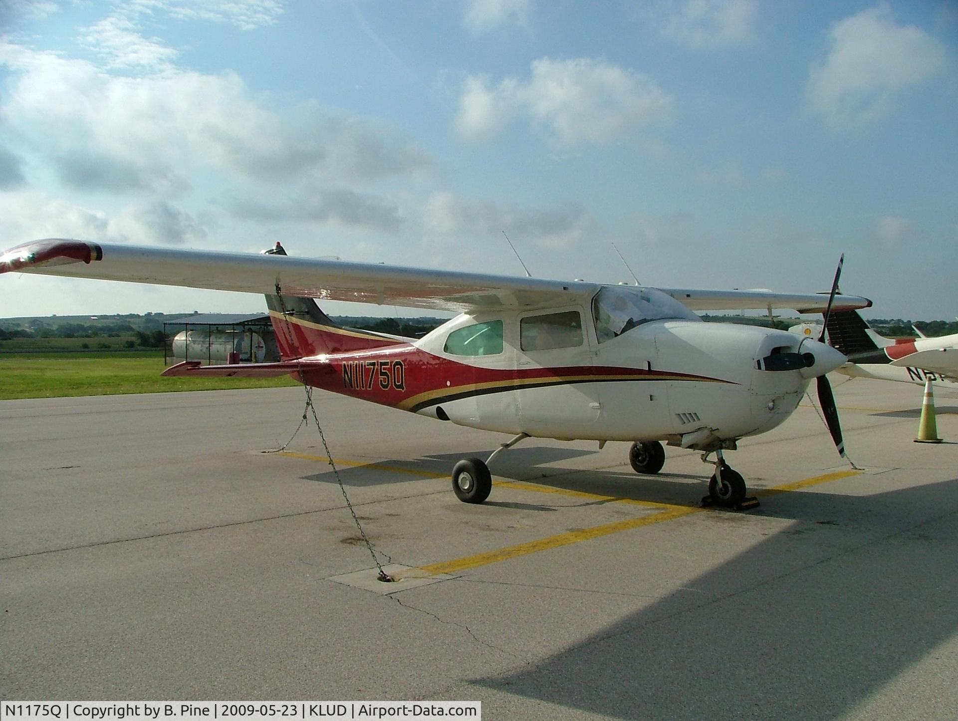 N1175Q, 1972 Cessna 210L Centurion C/N 21059675, Cessna 210 parked at Decatur Airport