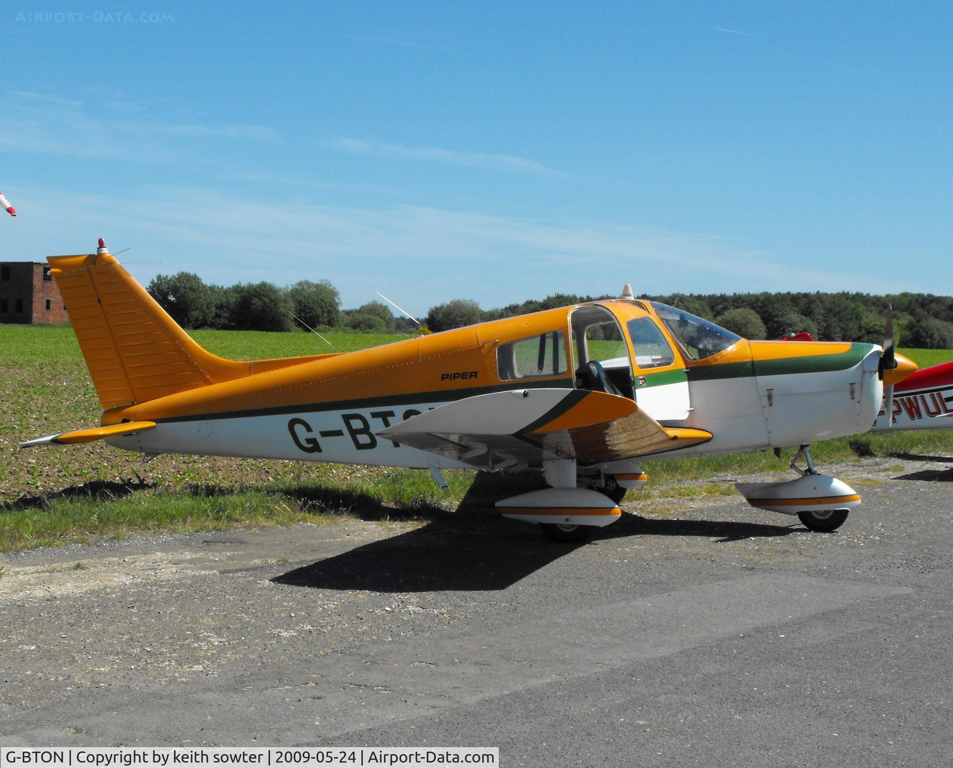 G-BTON, 1974 Piper PA-28-140 Cherokee Cruiser C/N 28-7425343, Visiting aircraft at Little Snoring Fly-In
