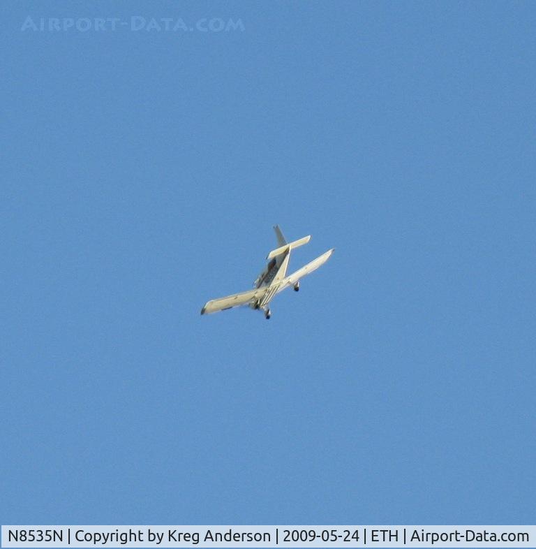 N8535N, 1970 Piper PA-28-235 C/N 28-11334, Flying overhead. Sorry for the blurry pic, I had about 7 seconds to turn on my camera and get it all set up in order to capture this plane!