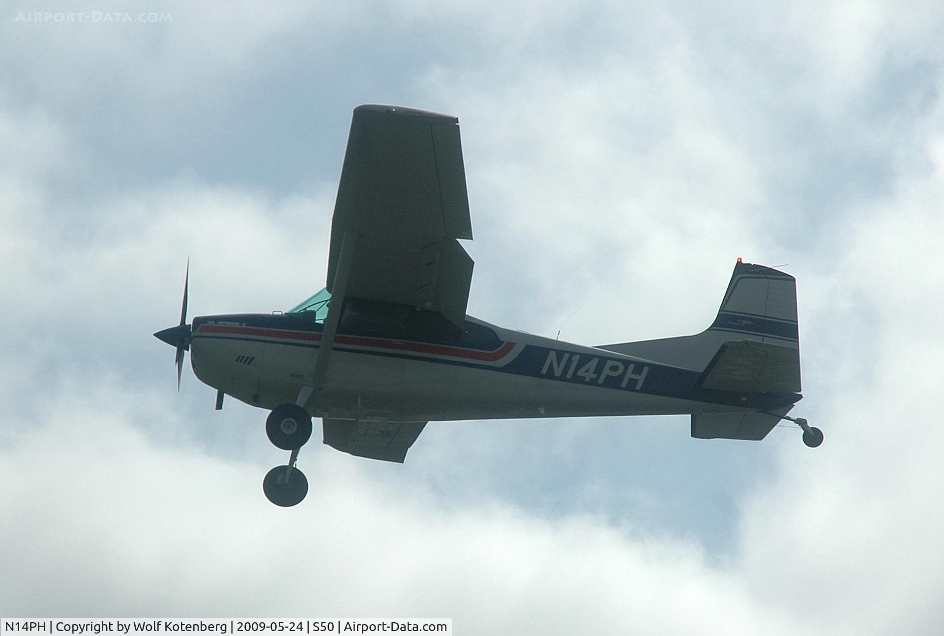 N14PH, 1981 Cessna A185F Skywagon 185 C/N 18504323, lined up for landing