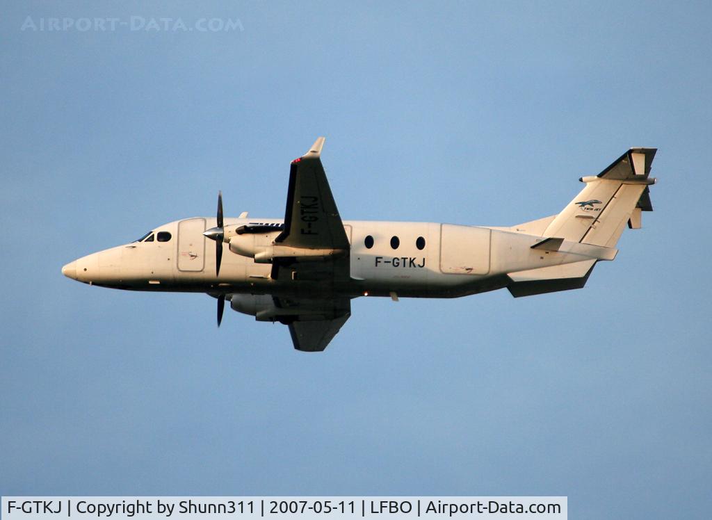 F-GTKJ, 1998 Beech 1900D C/N UE-348, Take off rwy 32R
