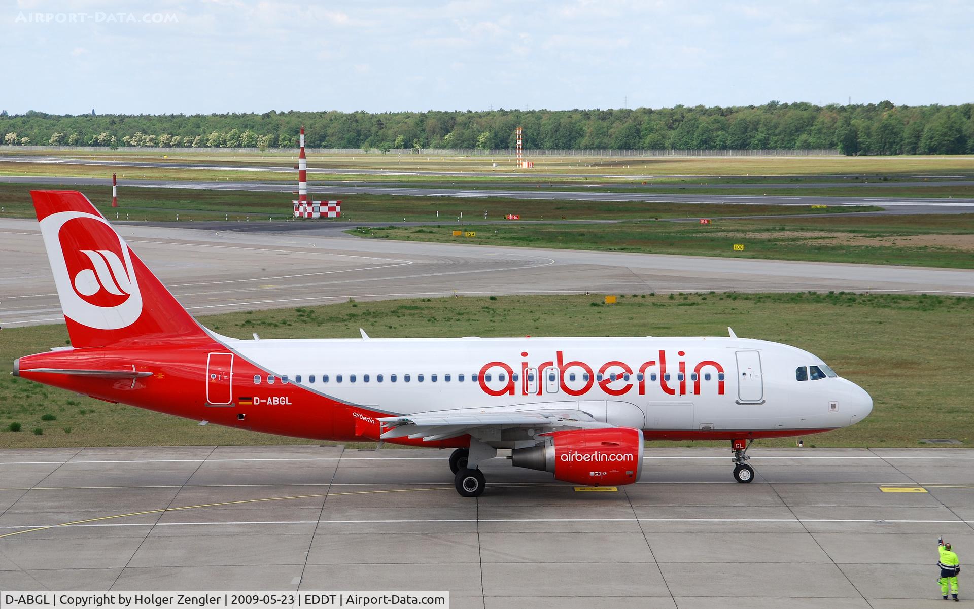 D-ABGL, 2008 Airbus A319-112 C/N 3586, Air Berlin Airbus A319-112 gets a thumb up by the pusher
