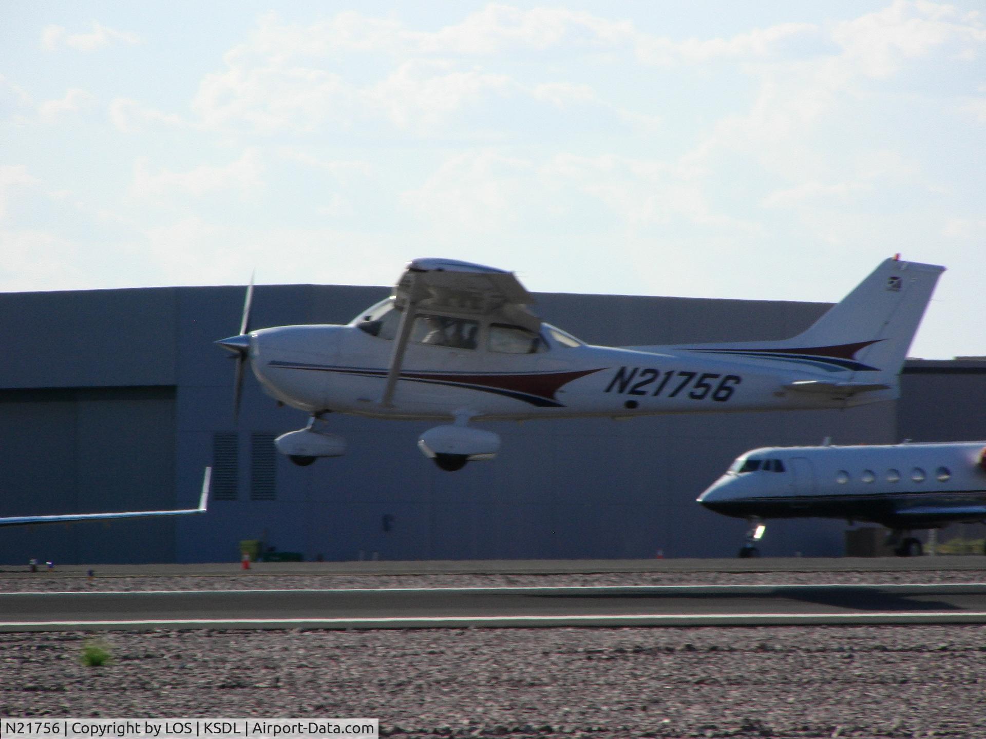 N21756, 2004 Cessna 172S C/N 172S9638, LANDING